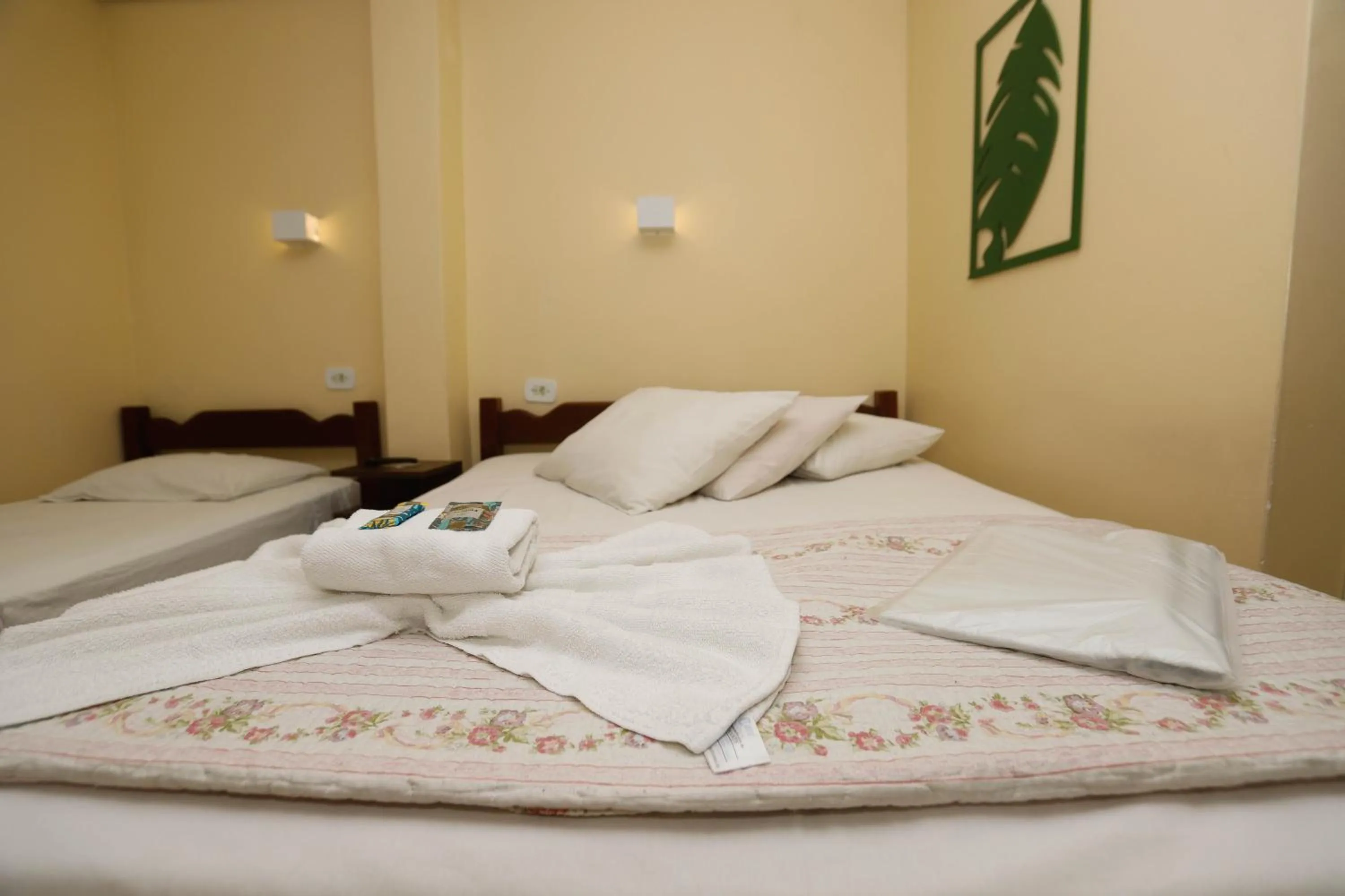 Photo of the whole room, Bed in Hotel Garfo de Ouro