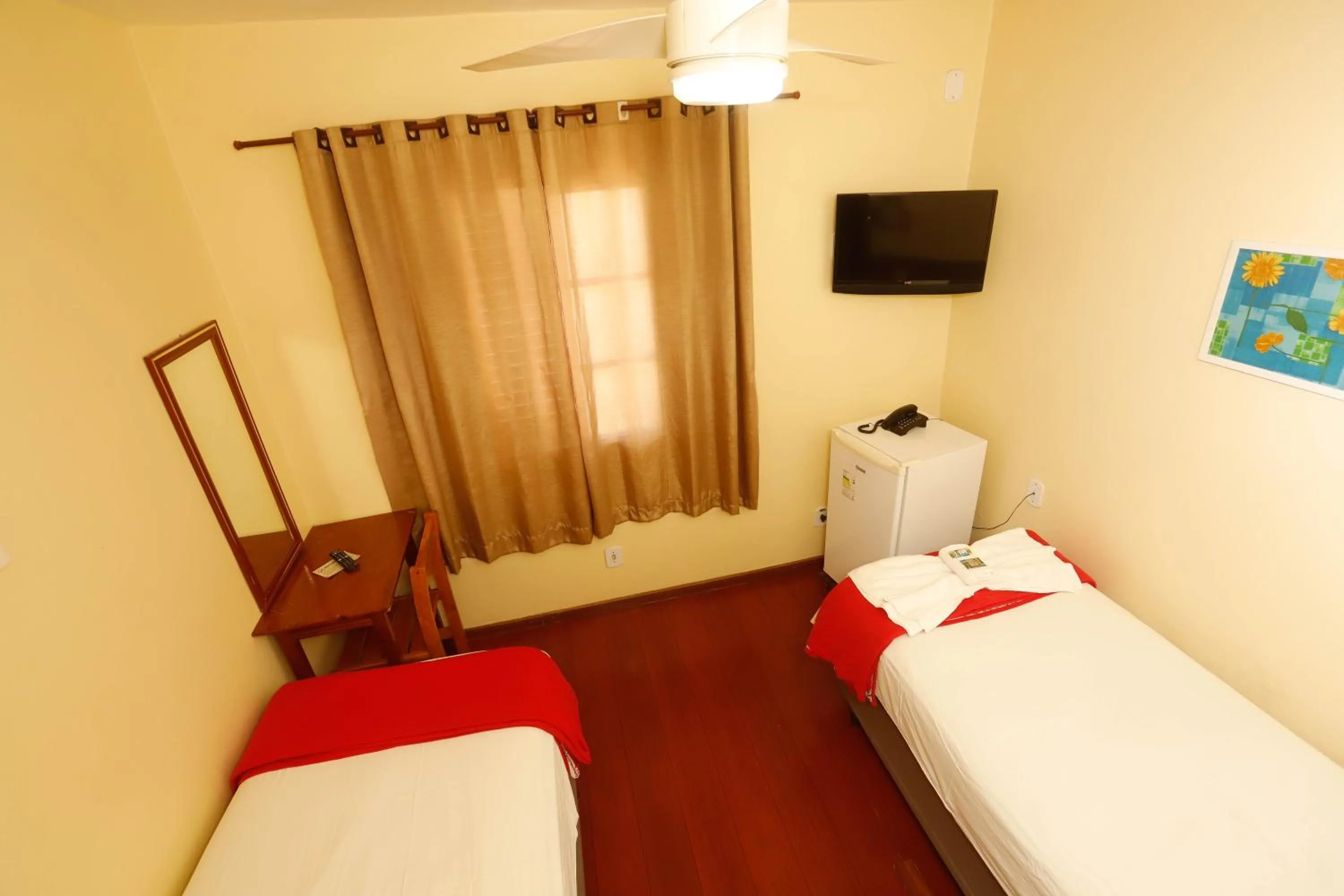 Photo of the whole room, Bed in Hotel Garfo de Ouro