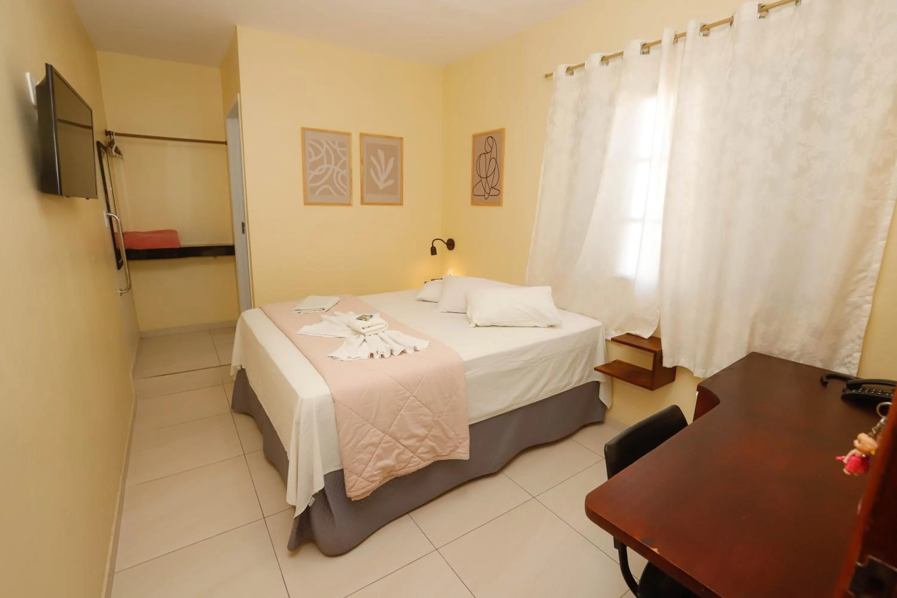 Photo of the whole room, Bed in Hotel Garfo de Ouro