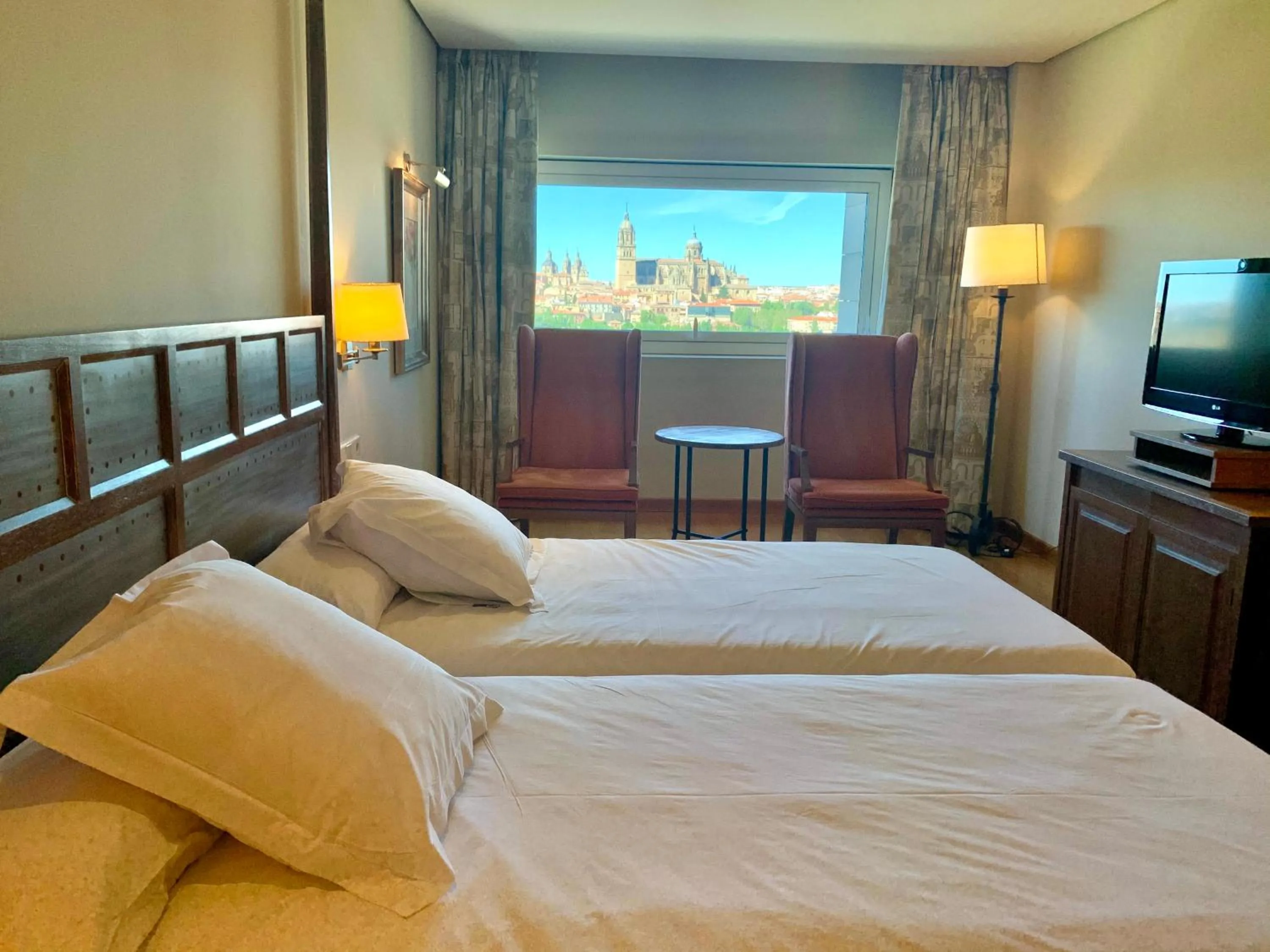 Photo of the whole room, Bed in Parador de Salamanca