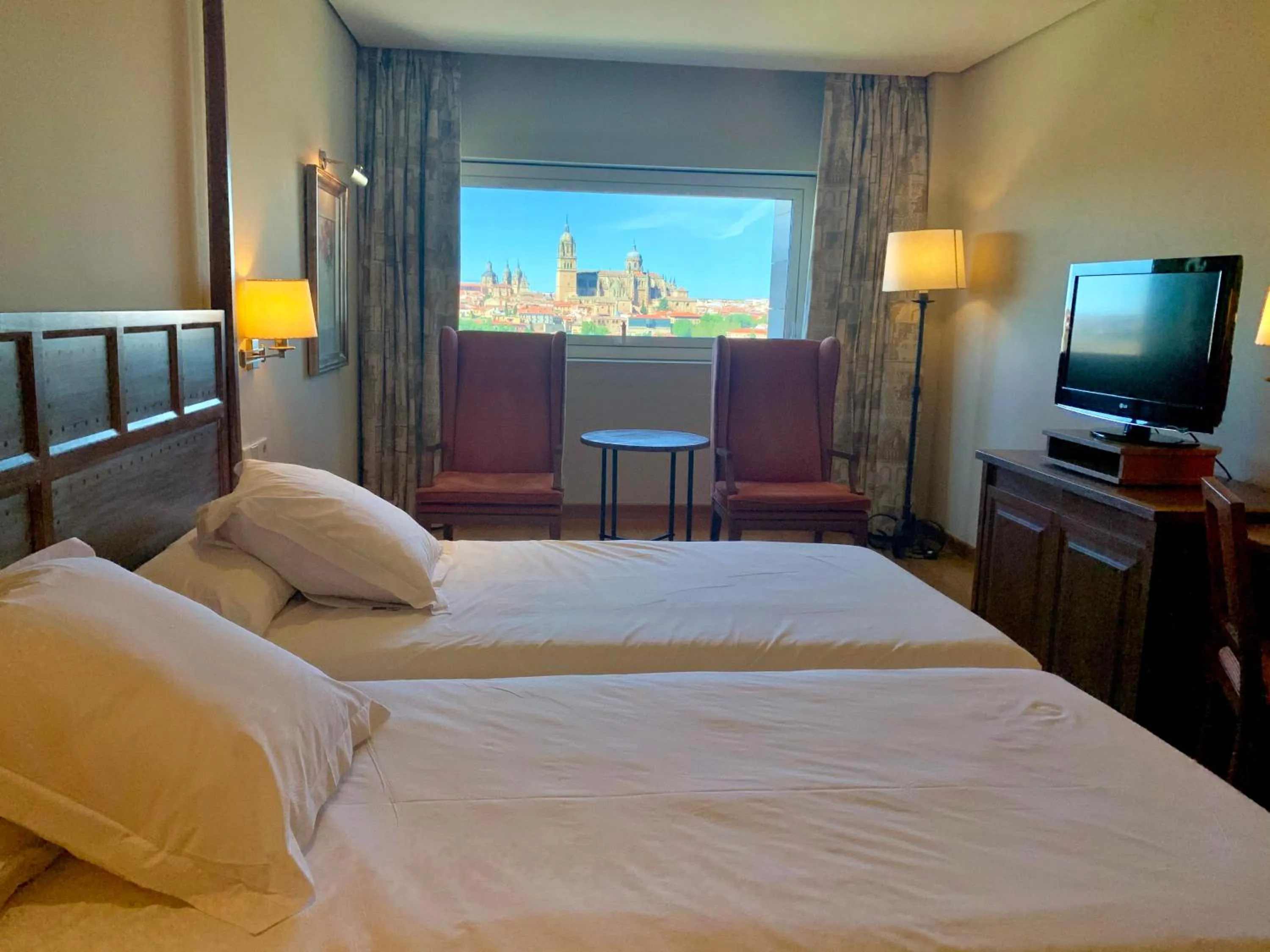 Photo of the whole room, Bed in Parador de Salamanca