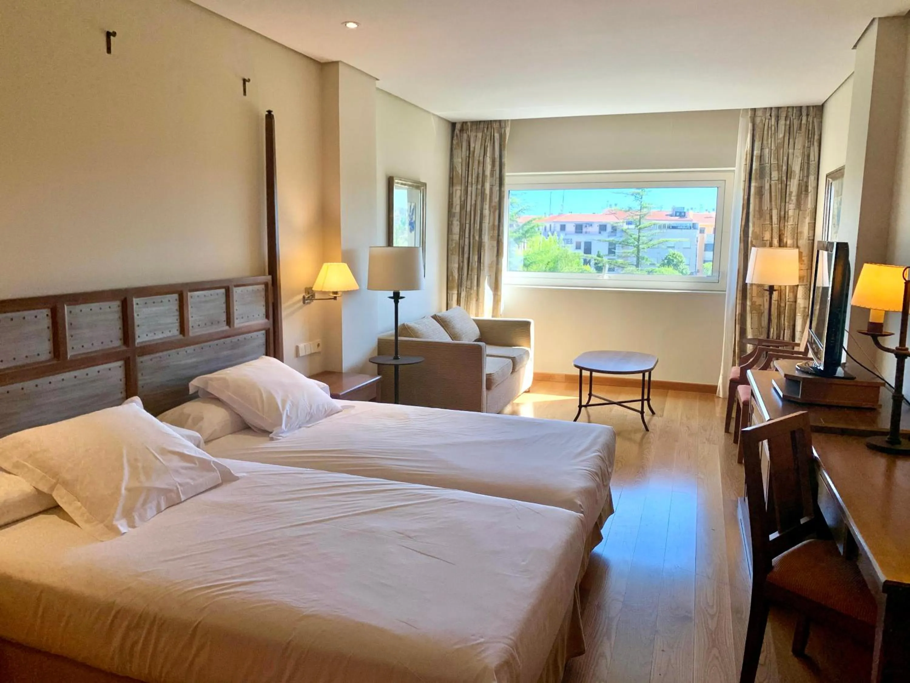 Photo of the whole room, Bed in Parador de Salamanca