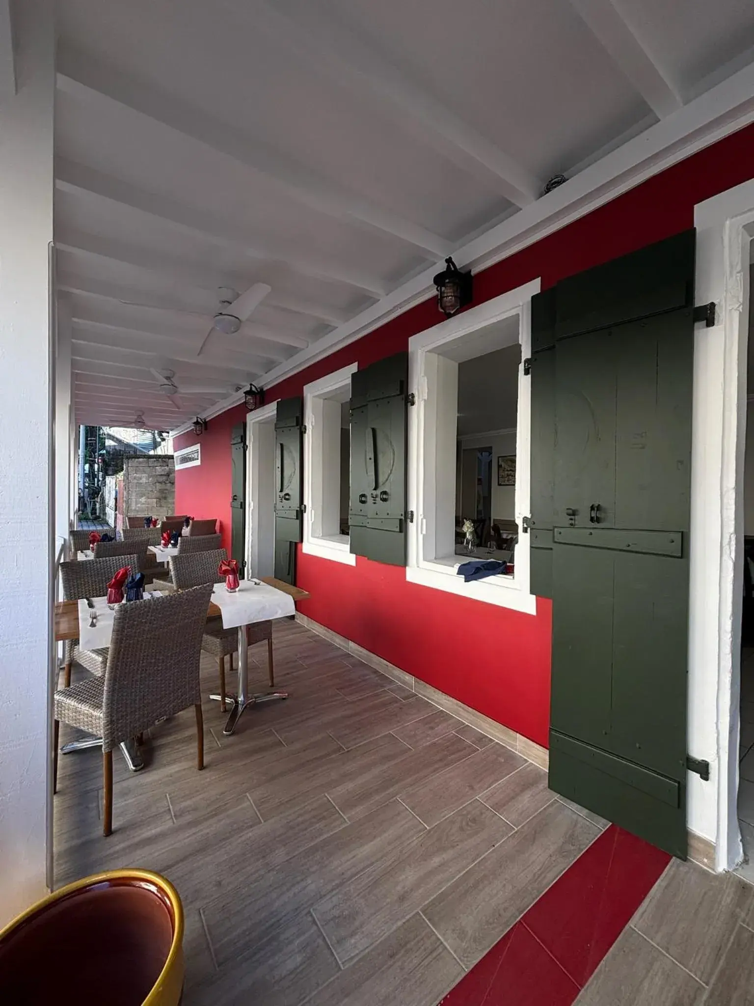 Property building in Tante Arlette Property building in Tante Arlette