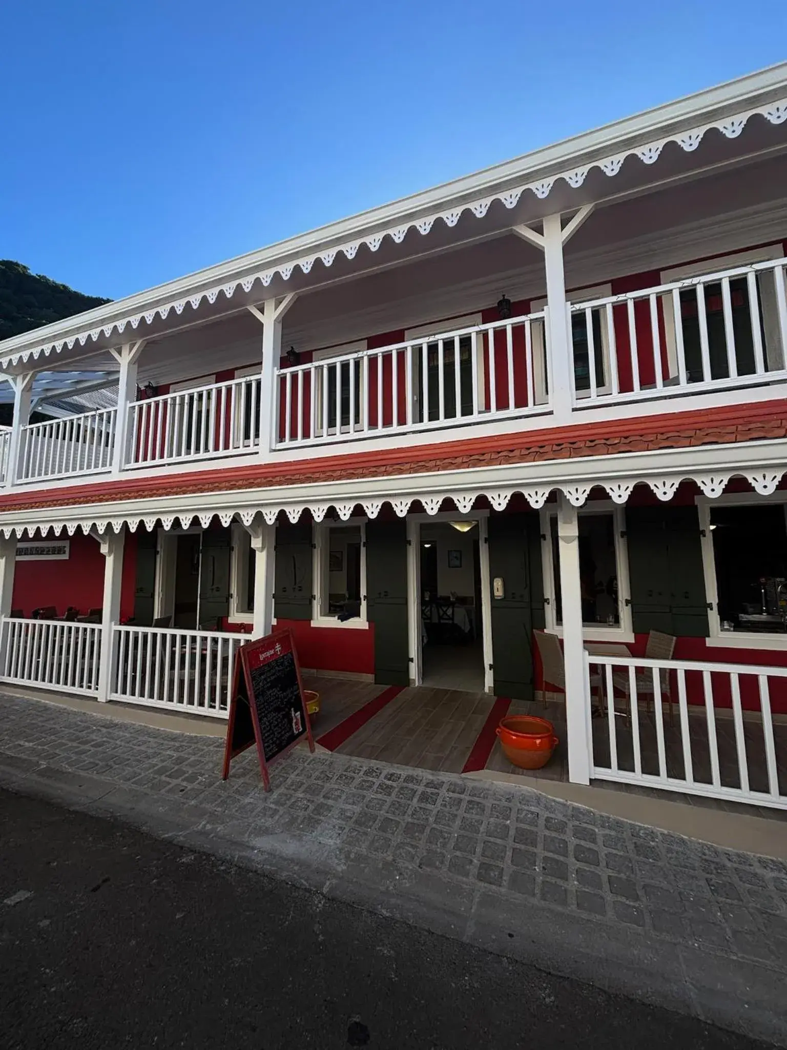 Property building in Tante Arlette Property building in Tante Arlette