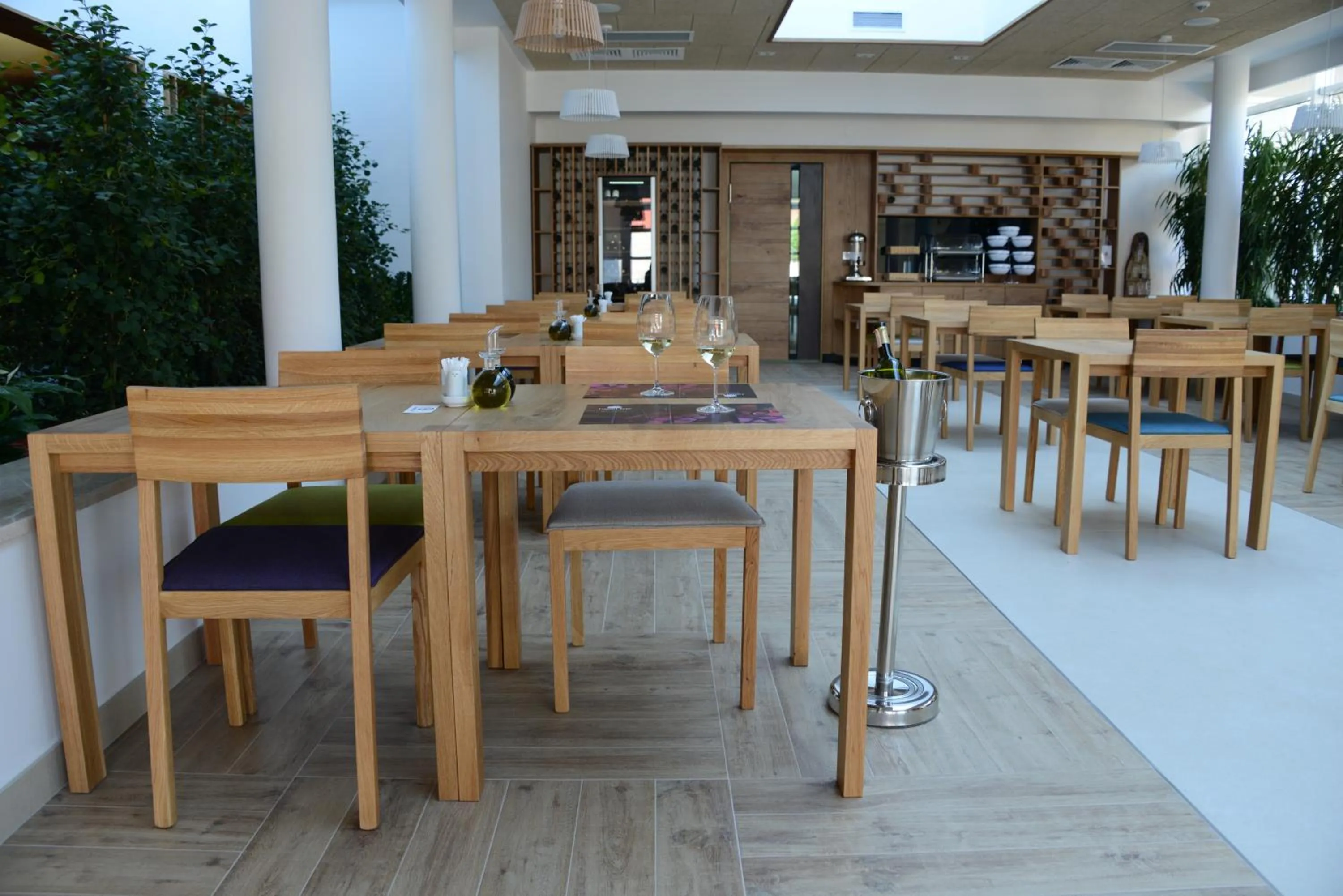 Restaurant/places to eat in Hotel Nar