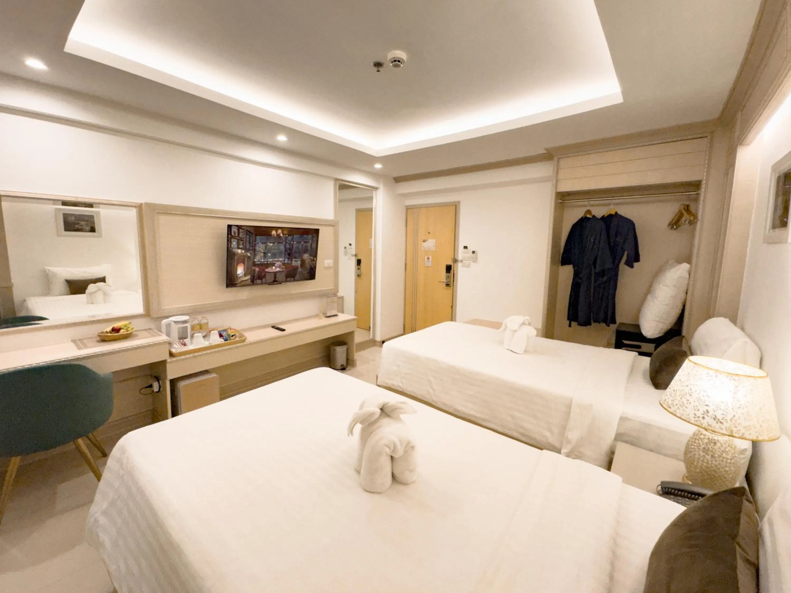 Bed in Golden Empire Suvarnabhumi Hotel