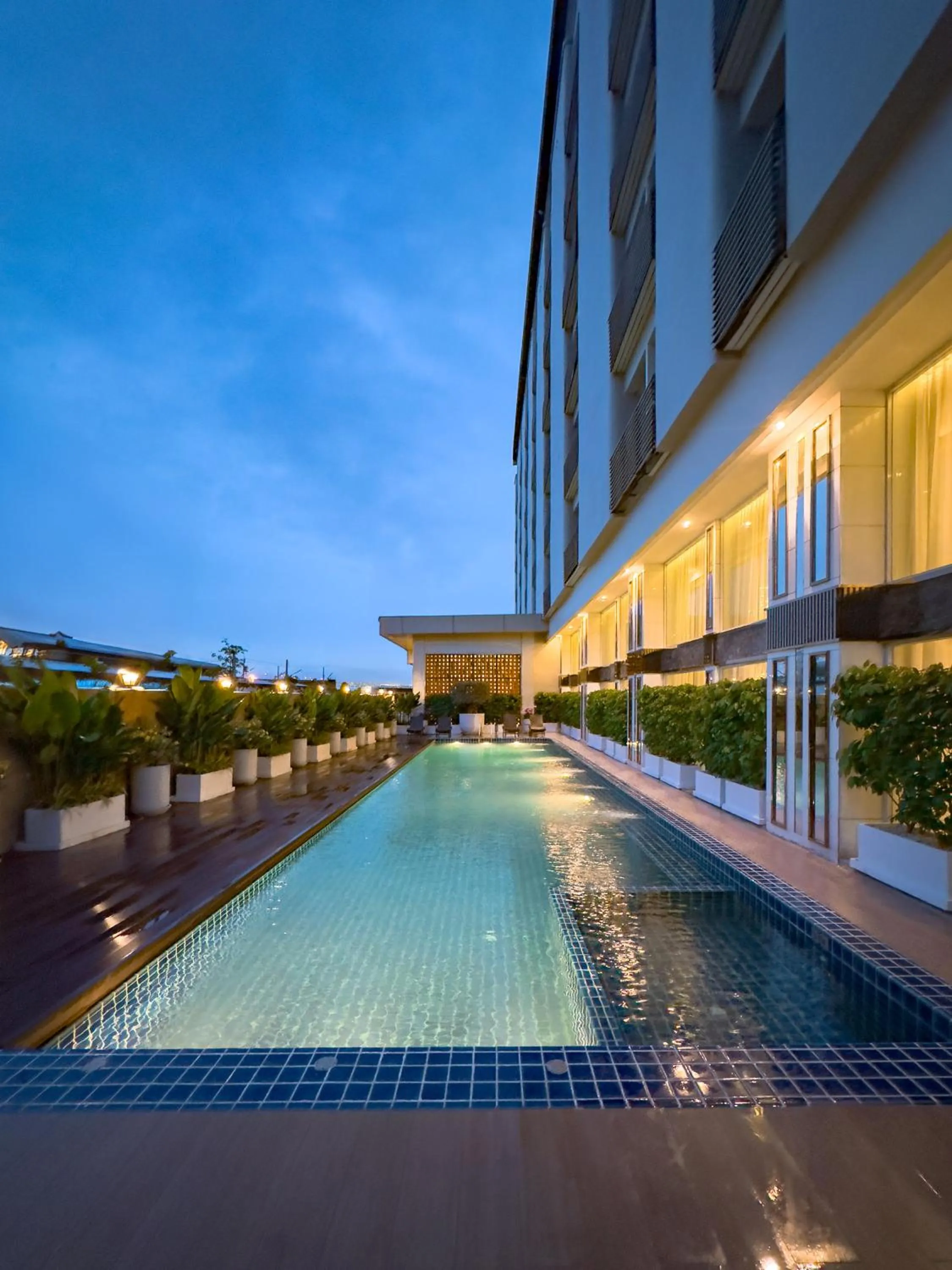 Swimming pool in Golden Empire Suvarnabhumi Hotel