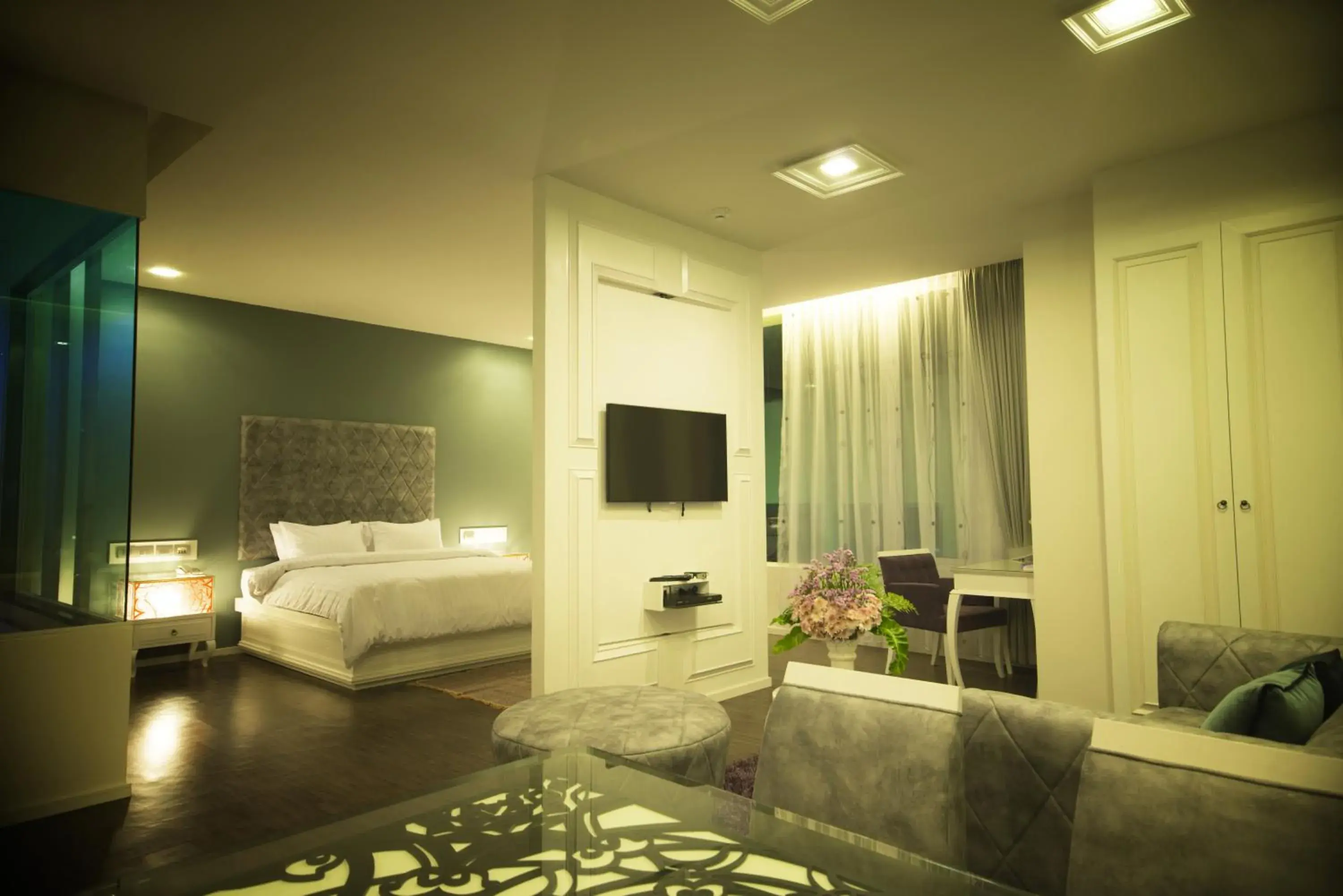 Bed in The Beverly Hills Hotel Bed in The Beverly Hills Hotel