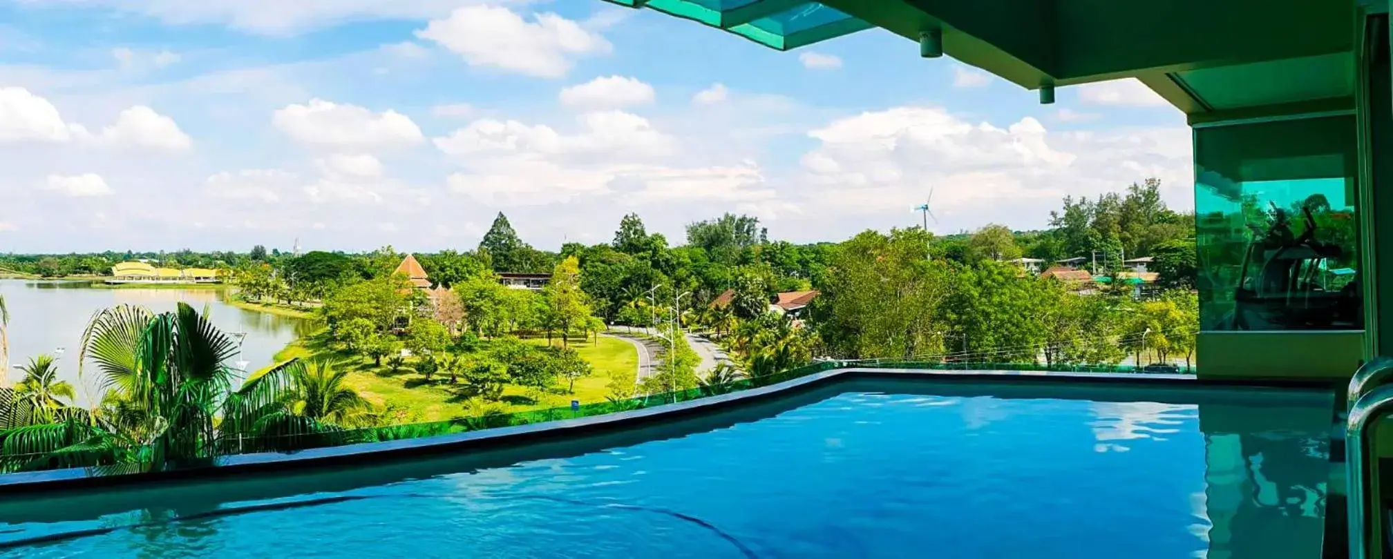 Swimming pool in The Beverly Hills Hotel Swimming pool in The Beverly Hills Hotel