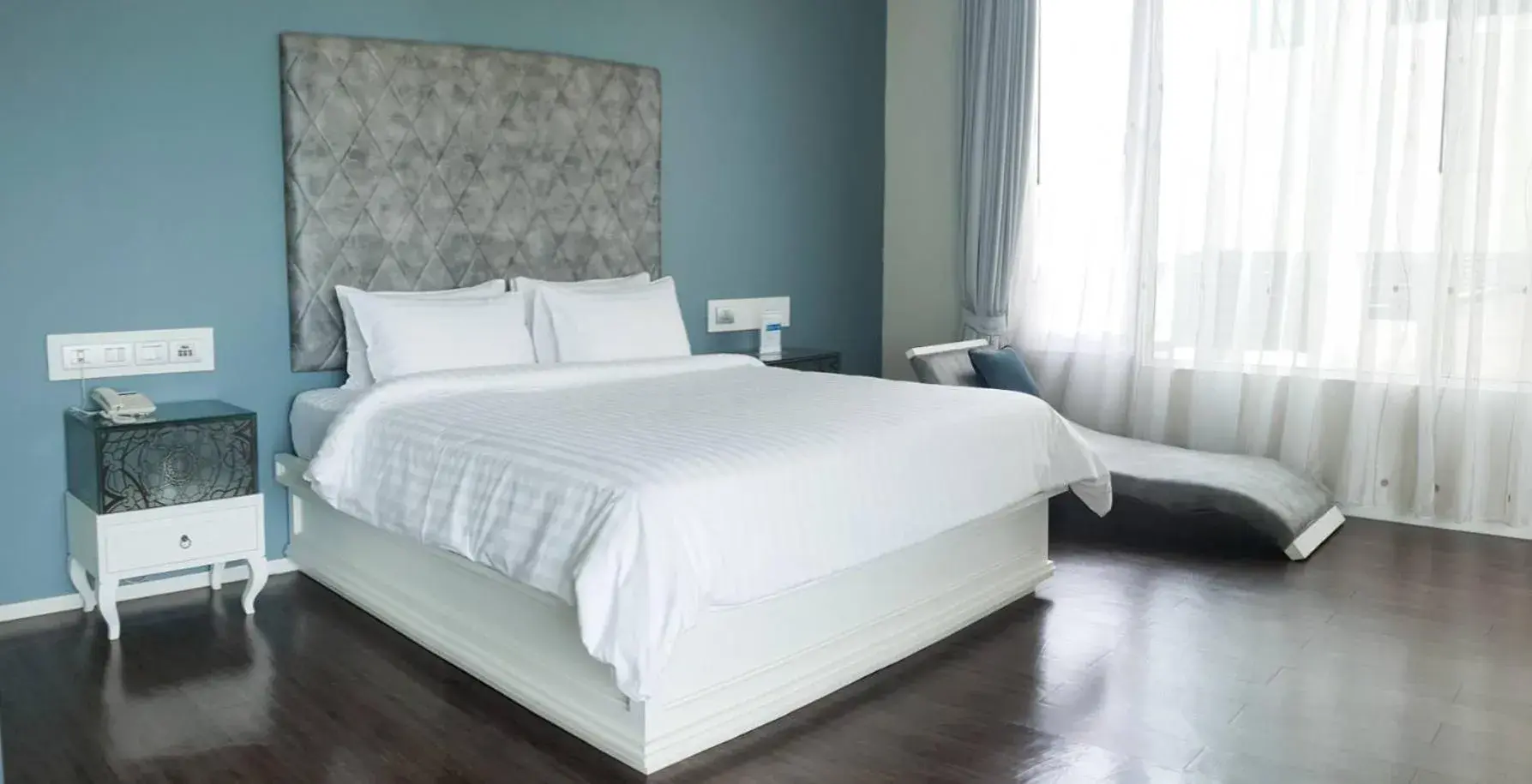 Bed in The Beverly Hills Hotel Bed in The Beverly Hills Hotel