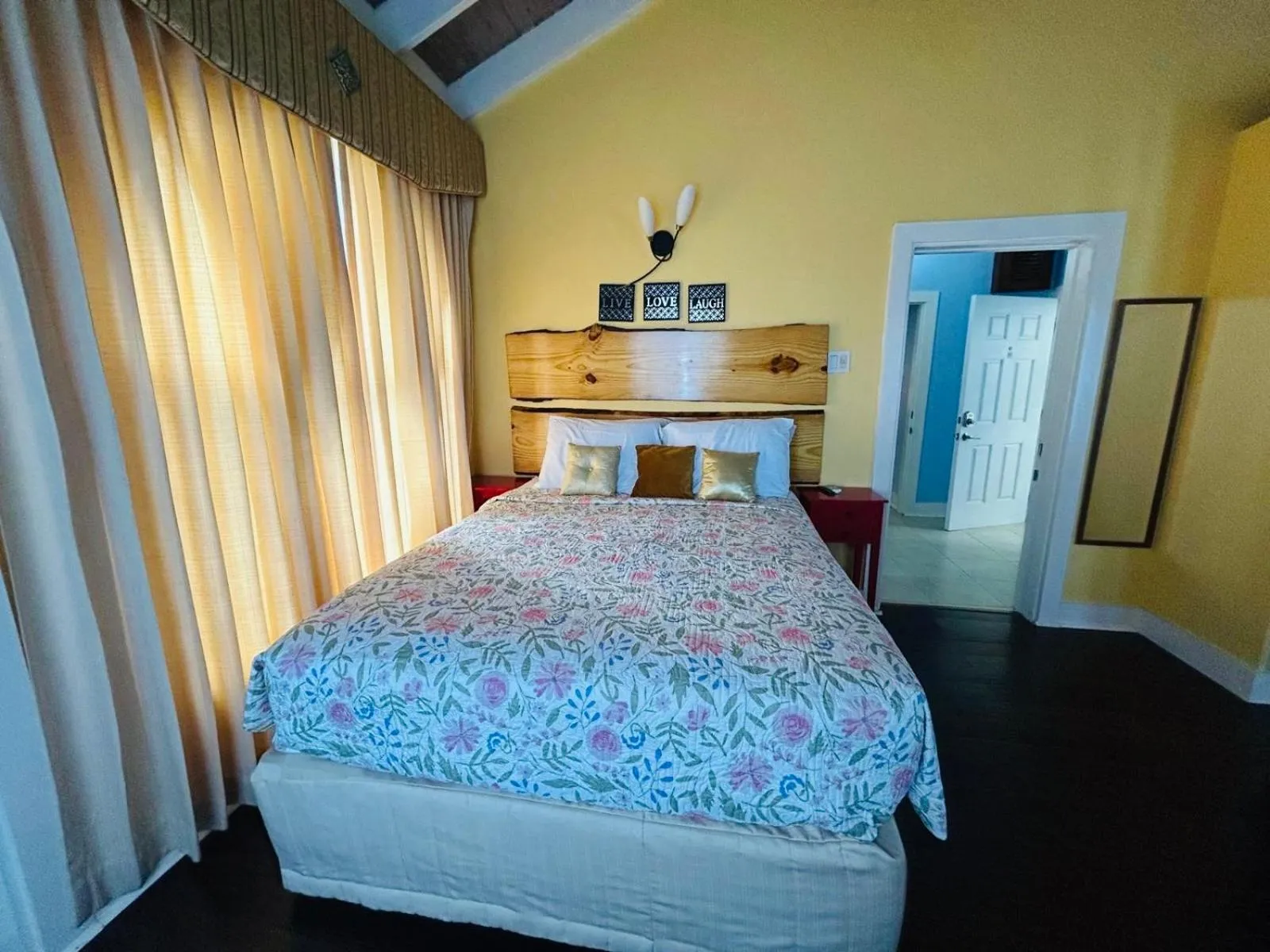 Bed in Penthouse On The Ridge