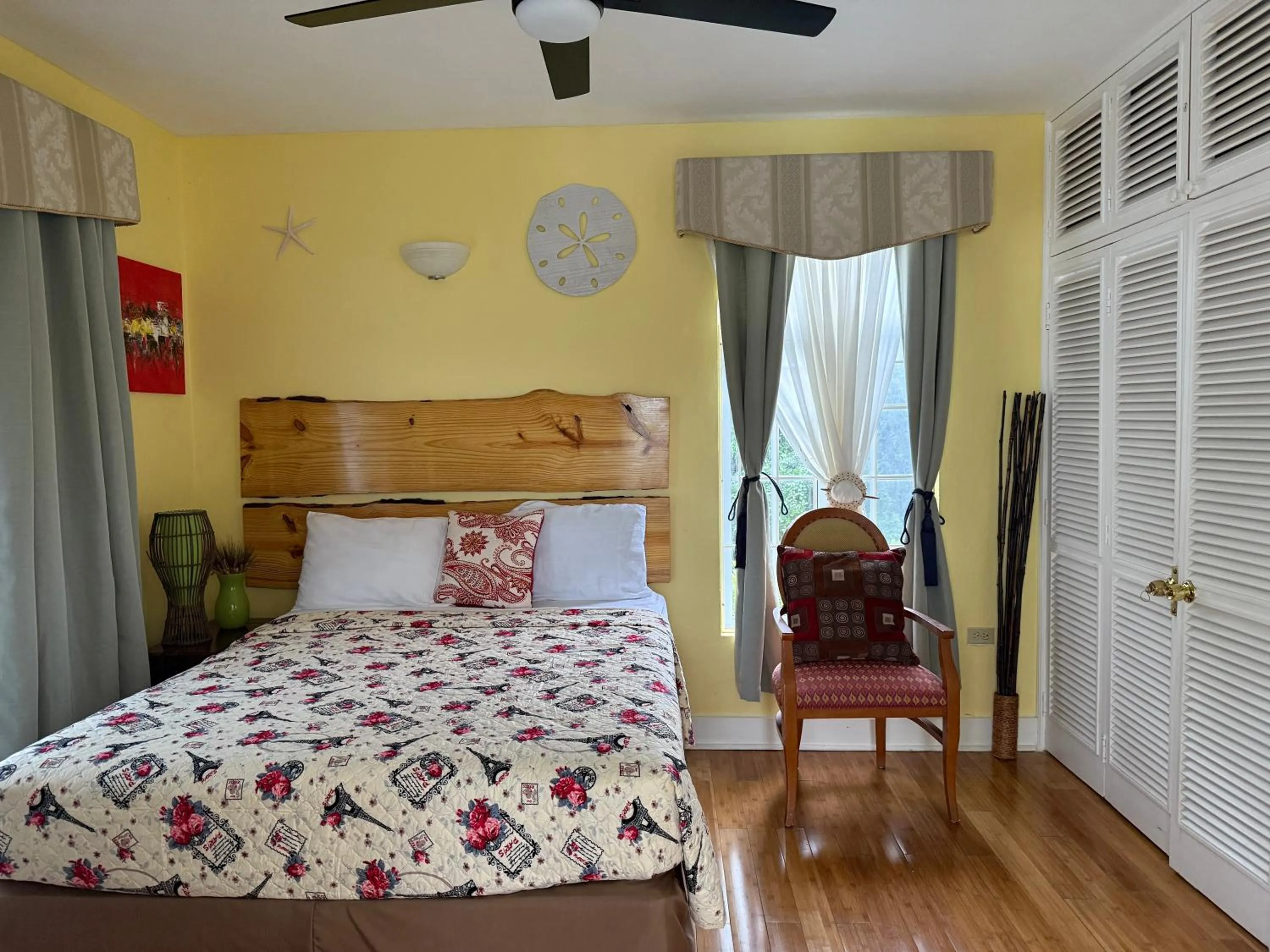 Bed in Penthouse On The Ridge