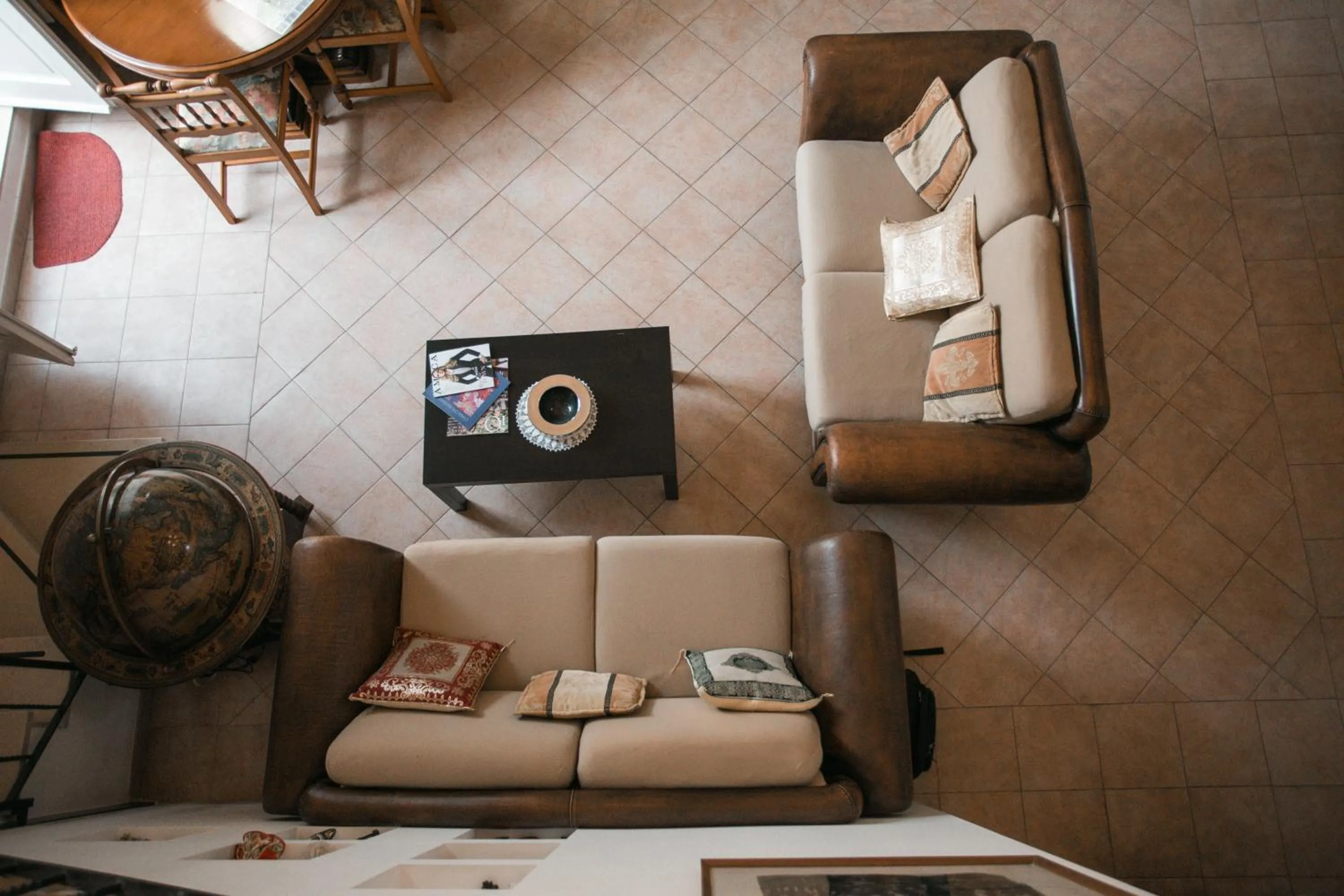 Seating area in Donna Lina