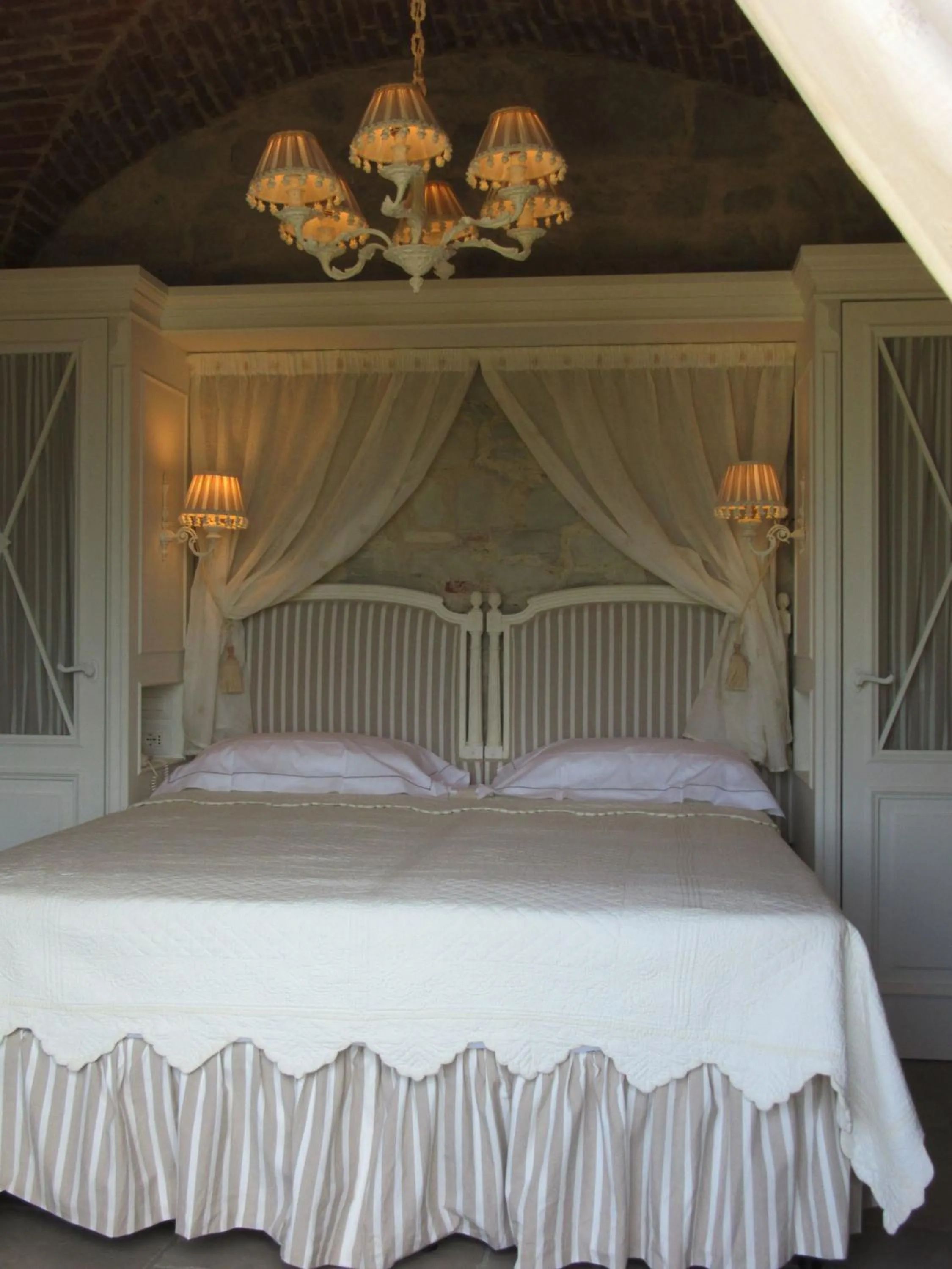 Decorative detail, Bed in Villa Le Fontanelle