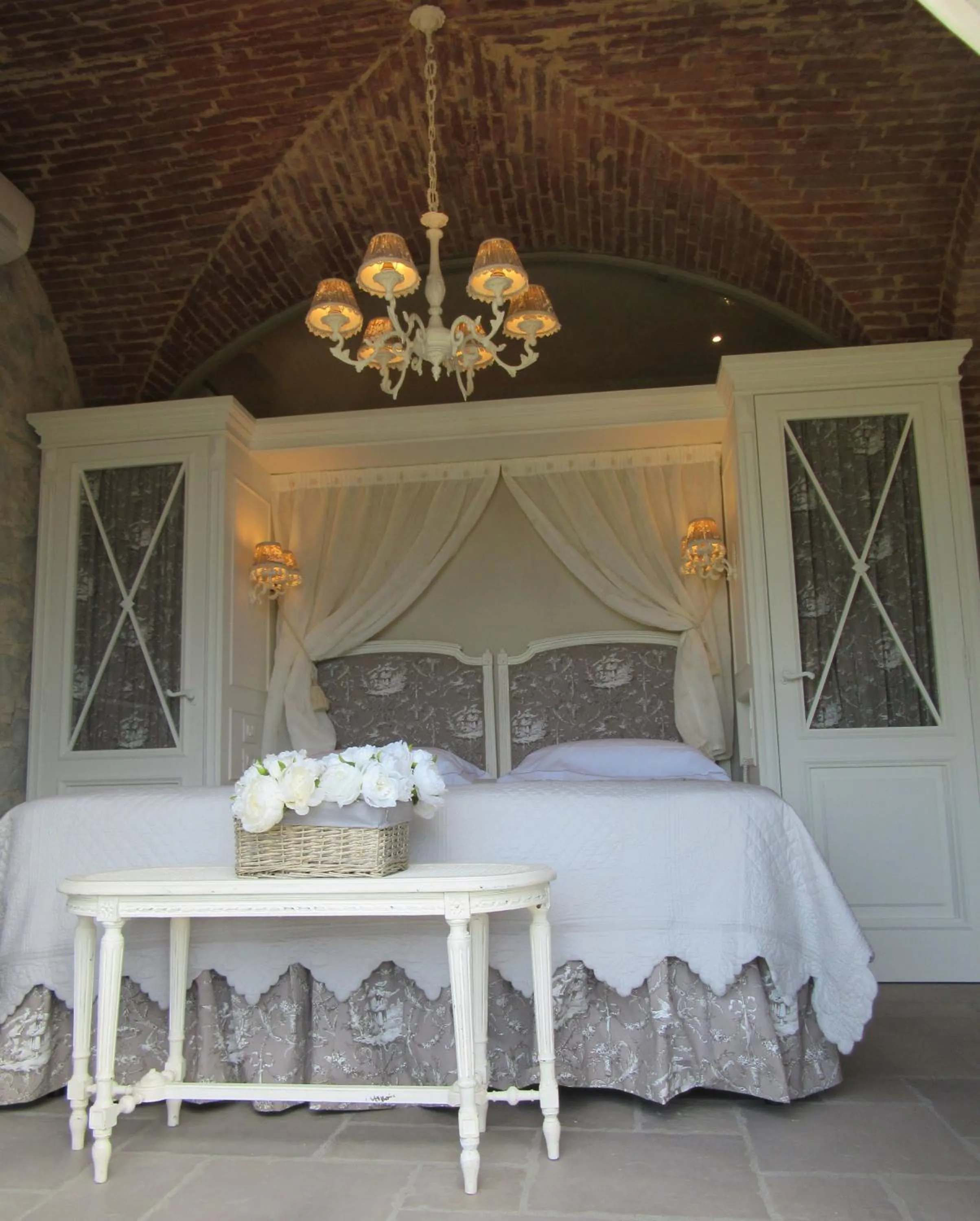 Decorative detail, Bed in Villa Le Fontanelle