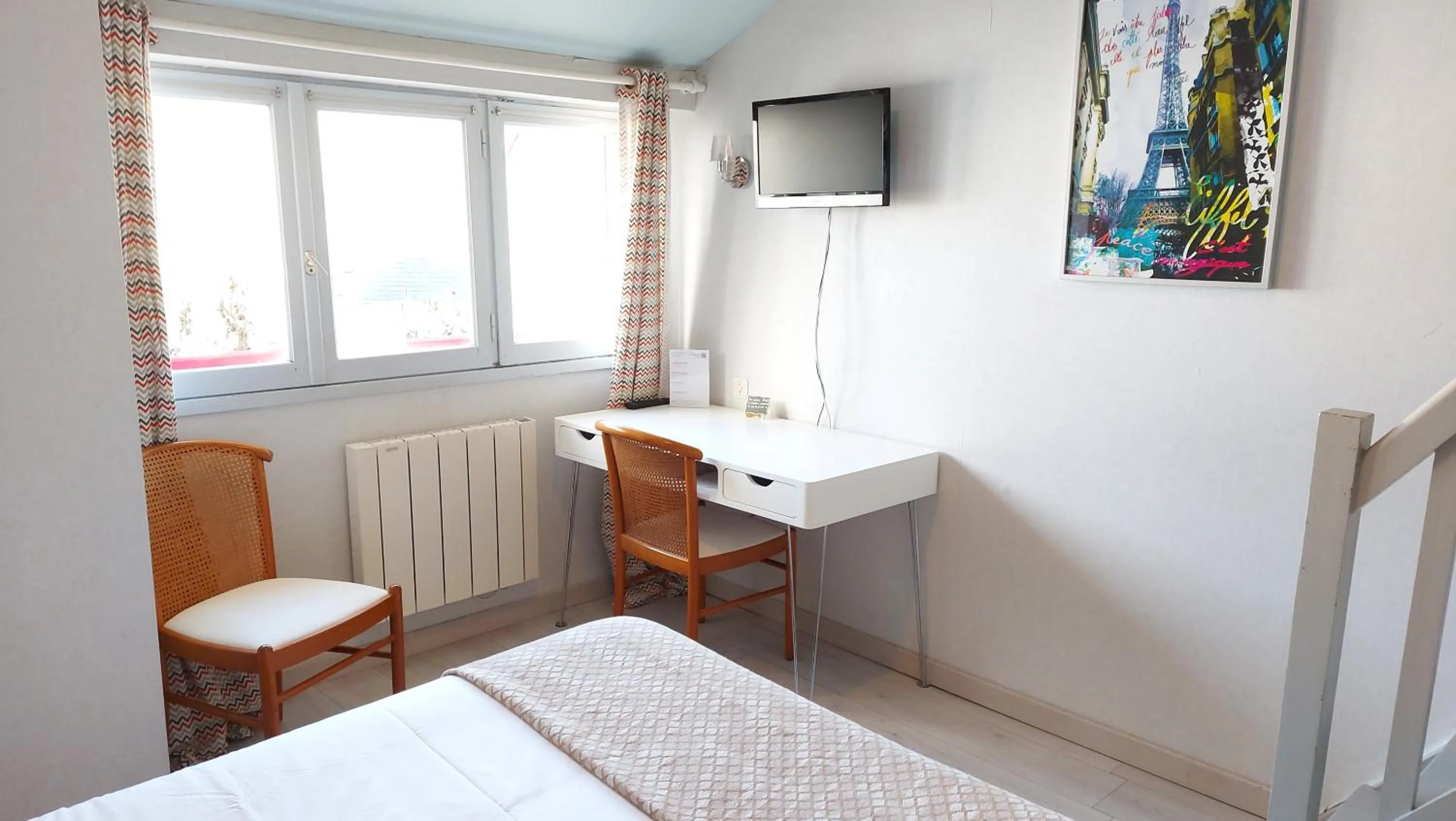 Bedroom, Bed in Logis Hôtel Vannes Nord Le Clos Des Hortensias