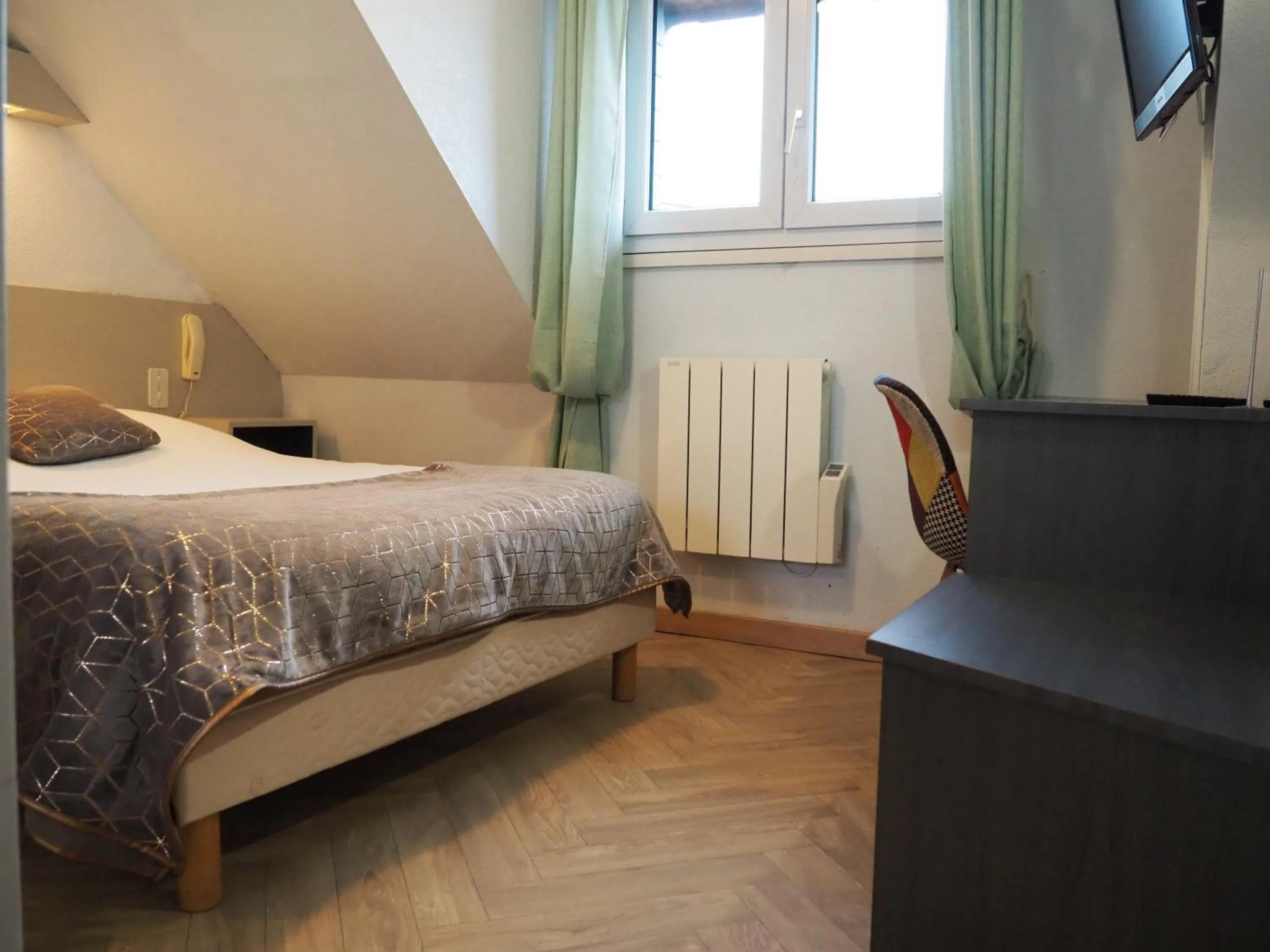 Bed in Logis Hôtel Vannes Nord Le Clos Des Hortensias