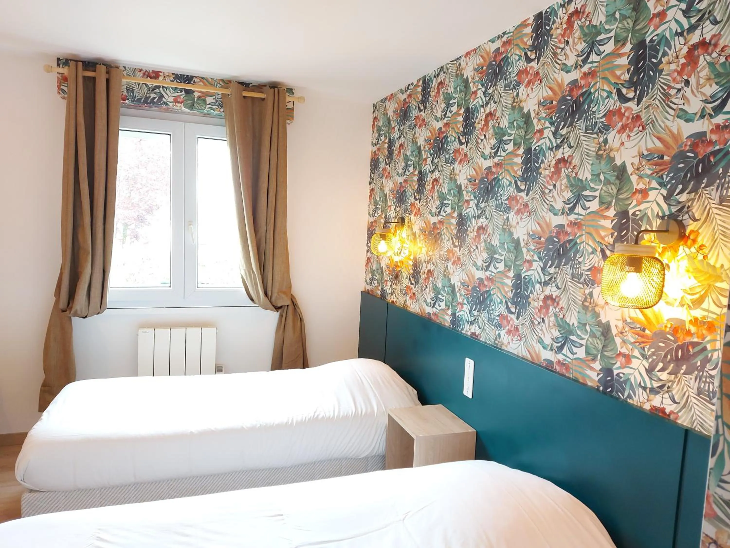 Bed in Logis Hôtel Vannes Nord Le Clos Des Hortensias