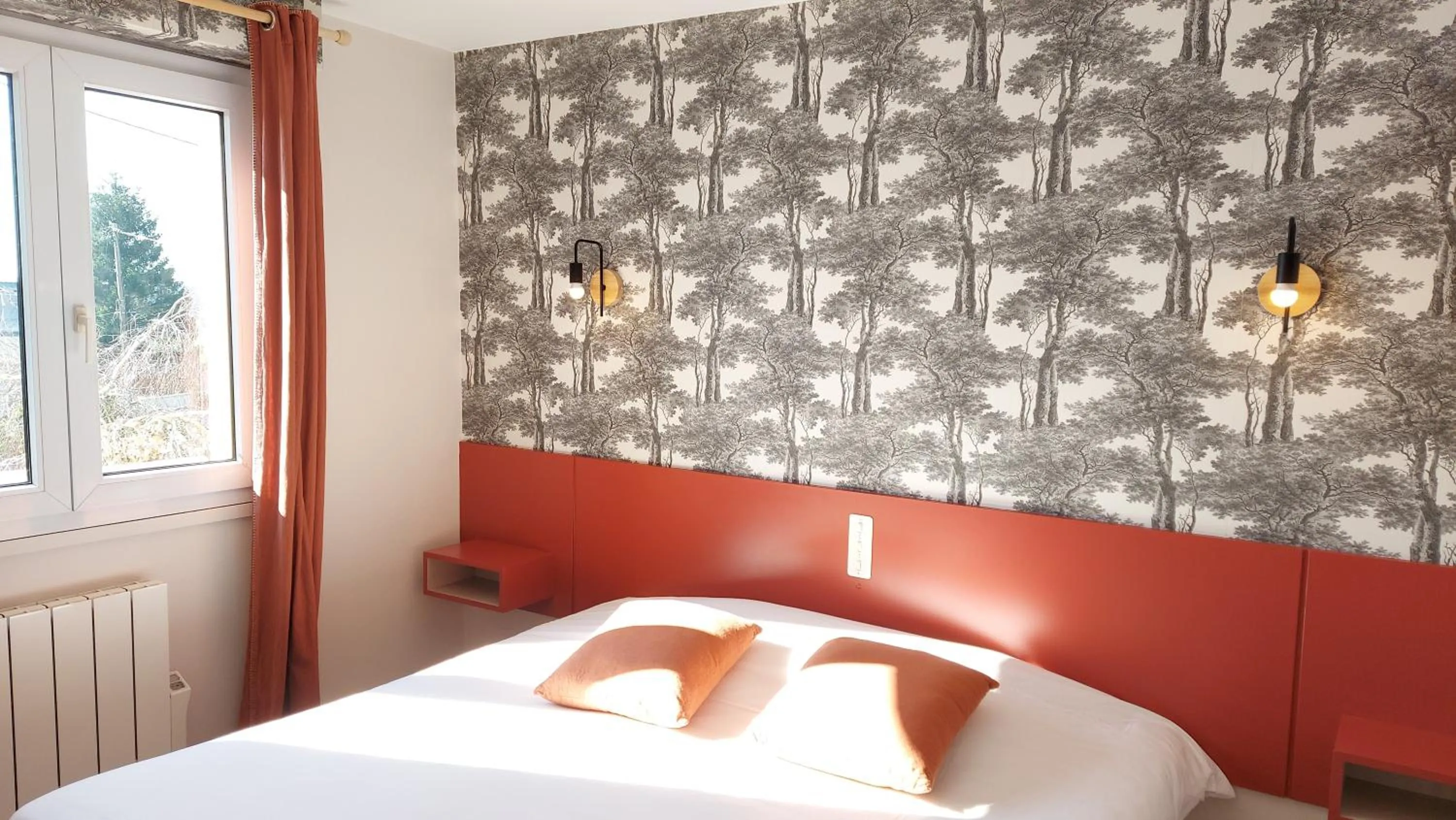 Photo of the whole room, Bed in Logis Hôtel Vannes Nord Le Clos Des Hortensias