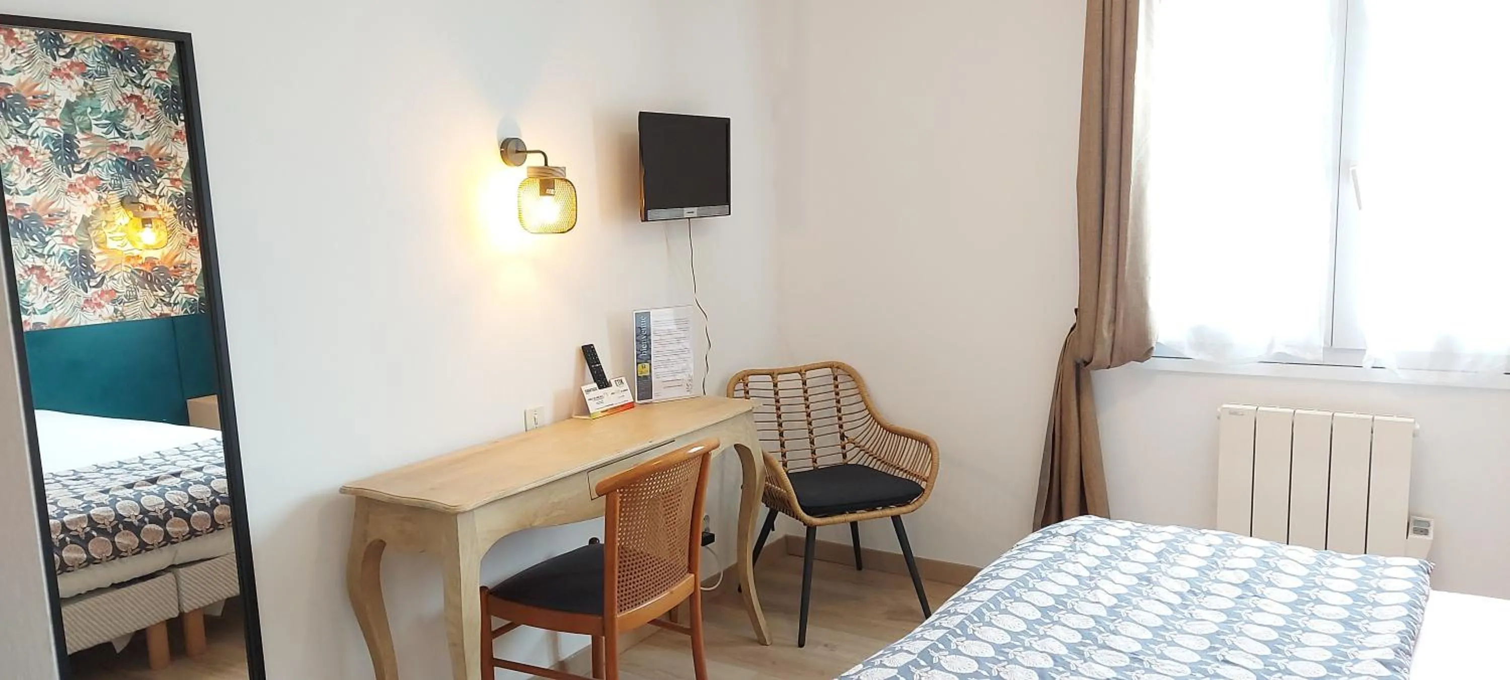 Bedroom, Bed in Logis Hôtel Vannes Nord Le Clos Des Hortensias