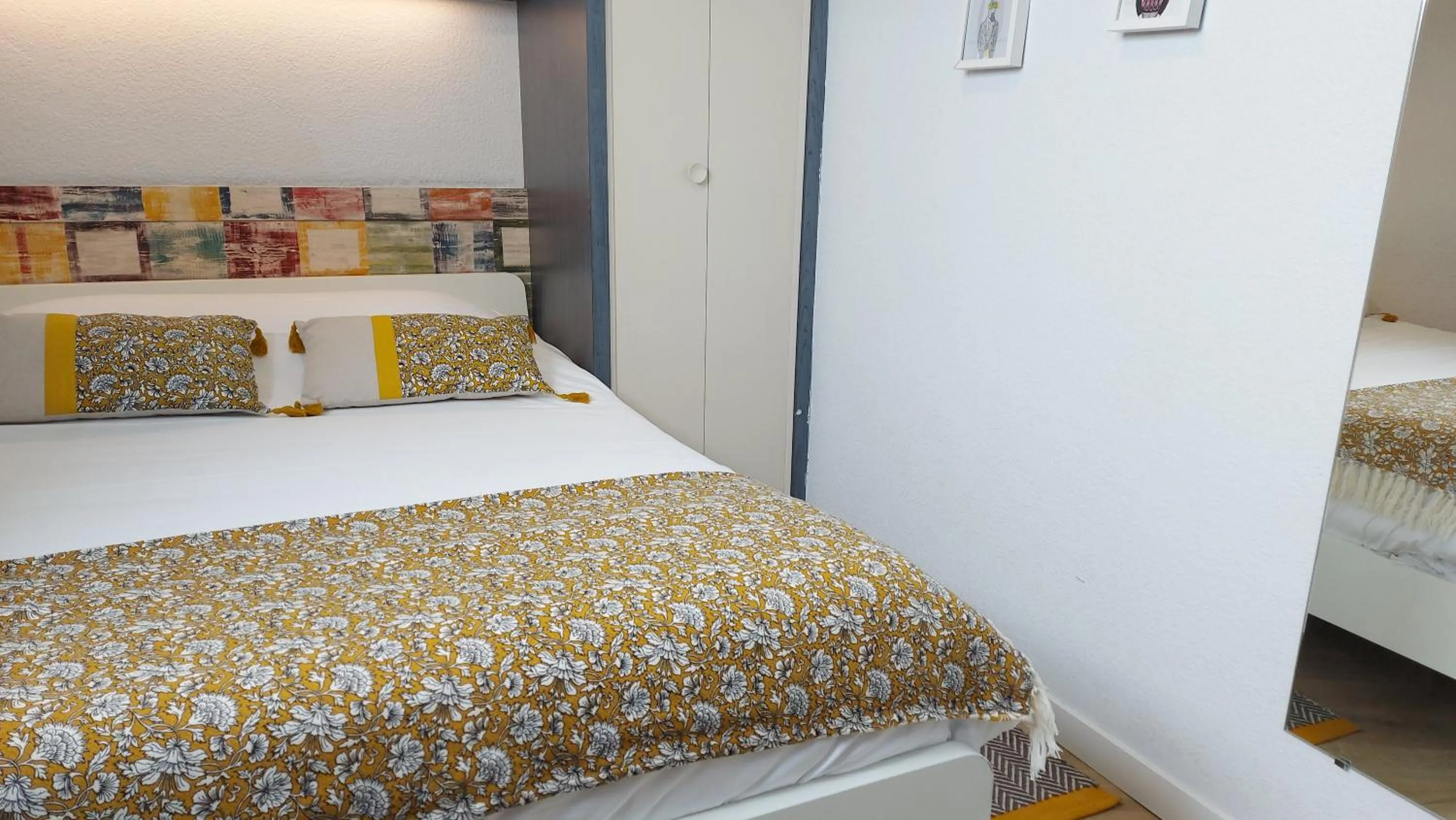 Bed in Logis Hôtel Vannes Nord Le Clos Des Hortensias