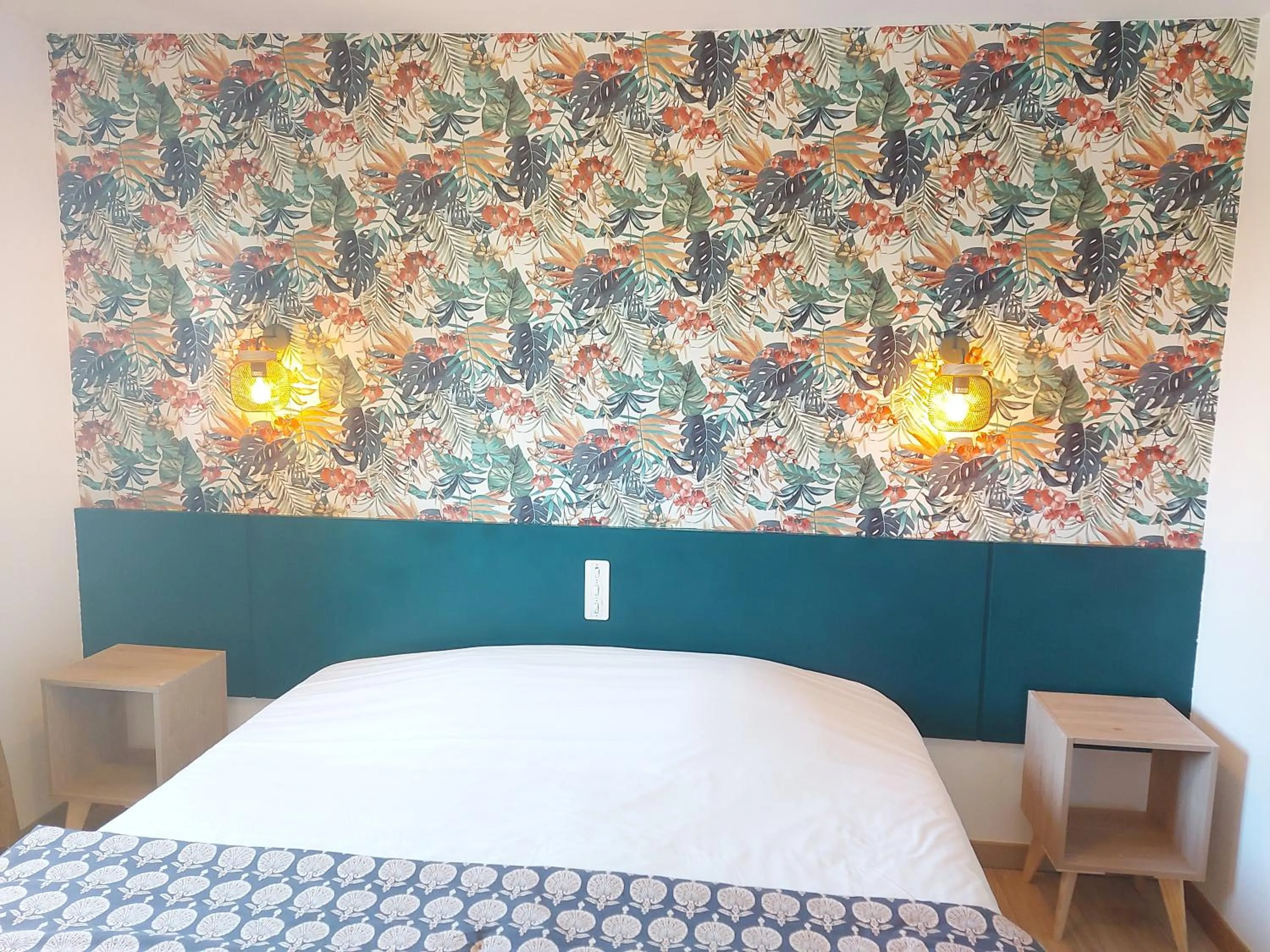 Bed in Logis Hôtel Vannes Nord Le Clos Des Hortensias