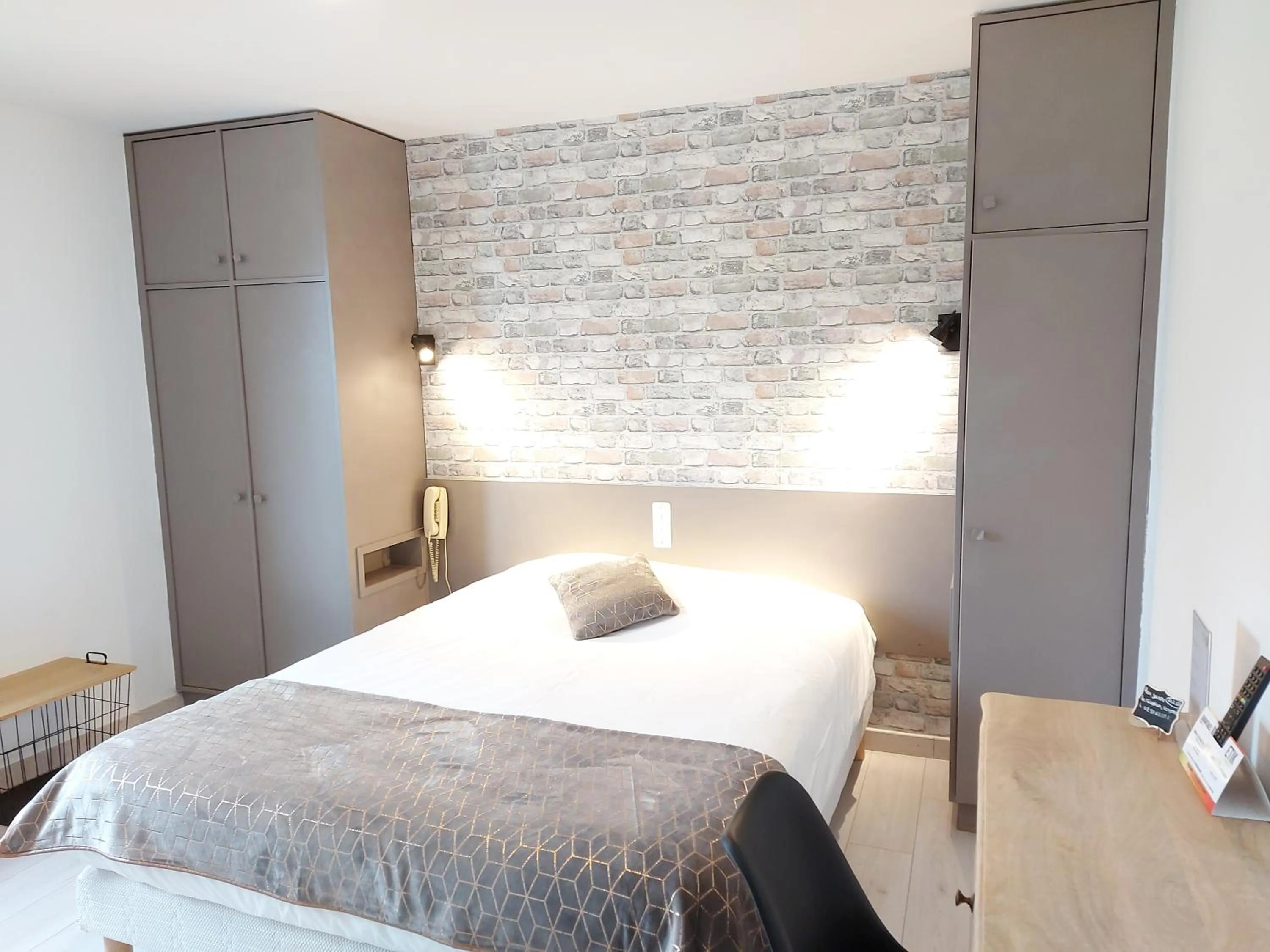 Bed in Logis Hôtel Vannes Nord Le Clos Des Hortensias