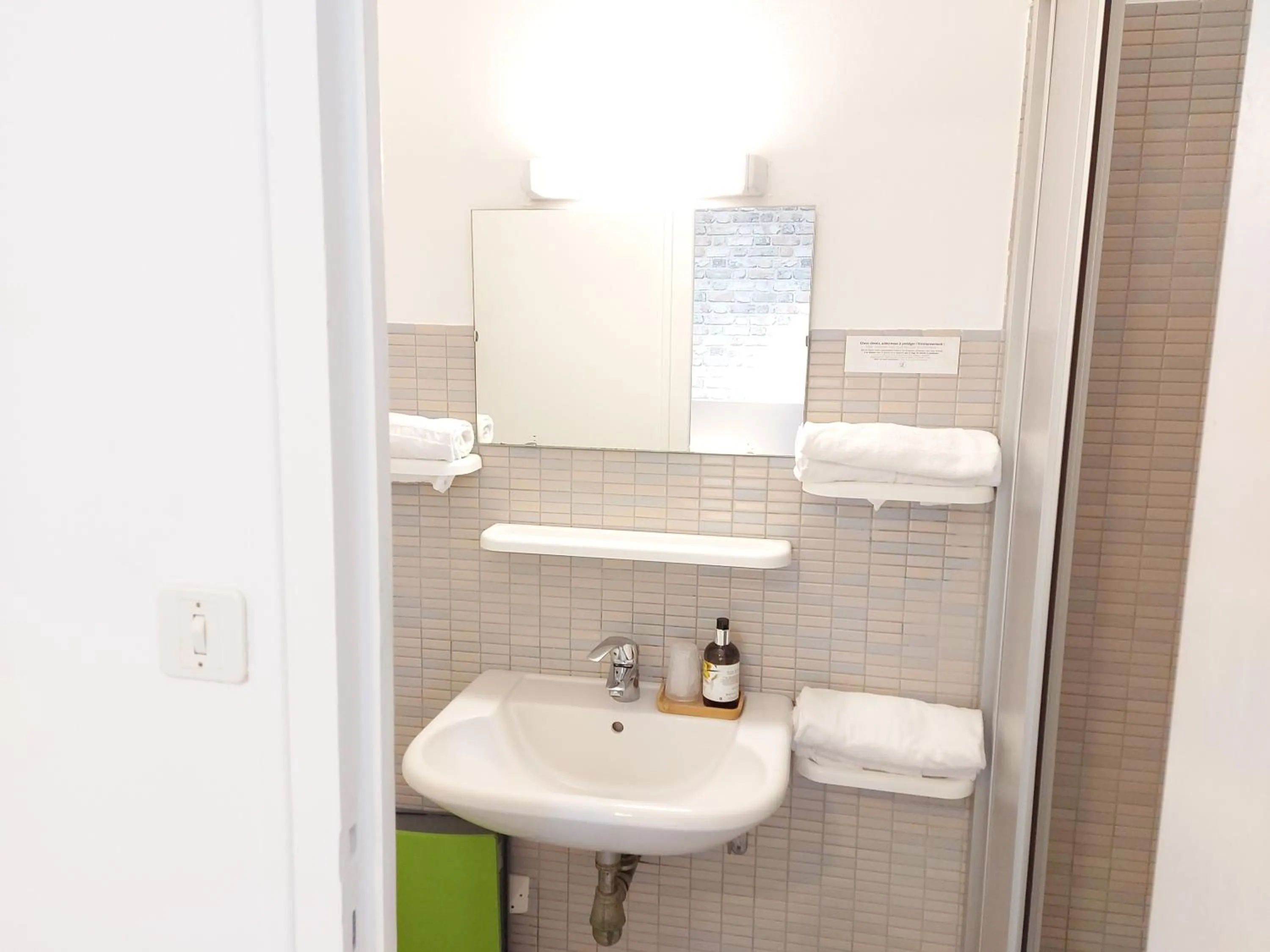 Bathroom in Logis Hôtel Vannes Nord Le Clos Des Hortensias