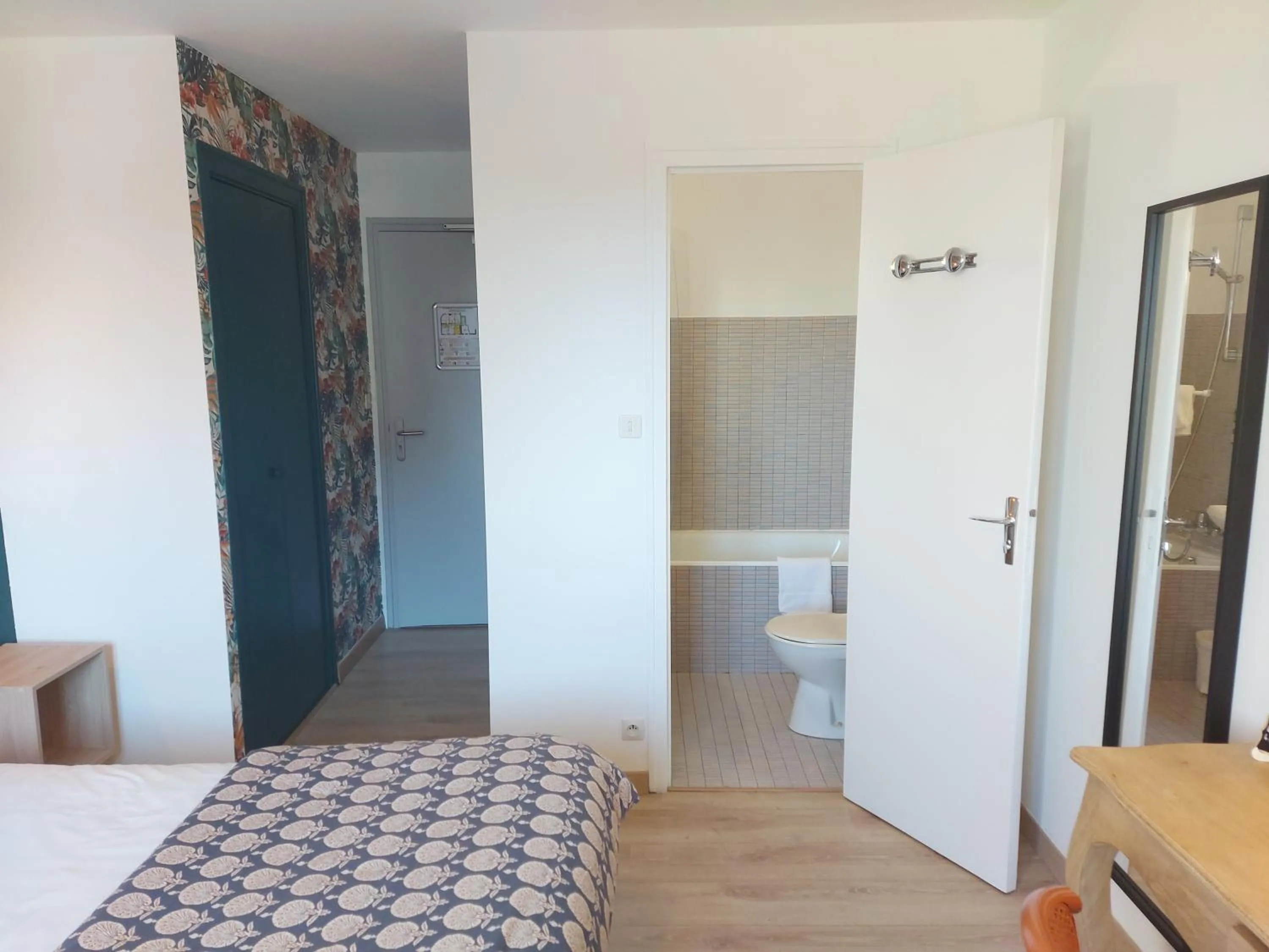 Bathroom, Bed in Logis Hôtel Vannes Nord Le Clos Des Hortensias