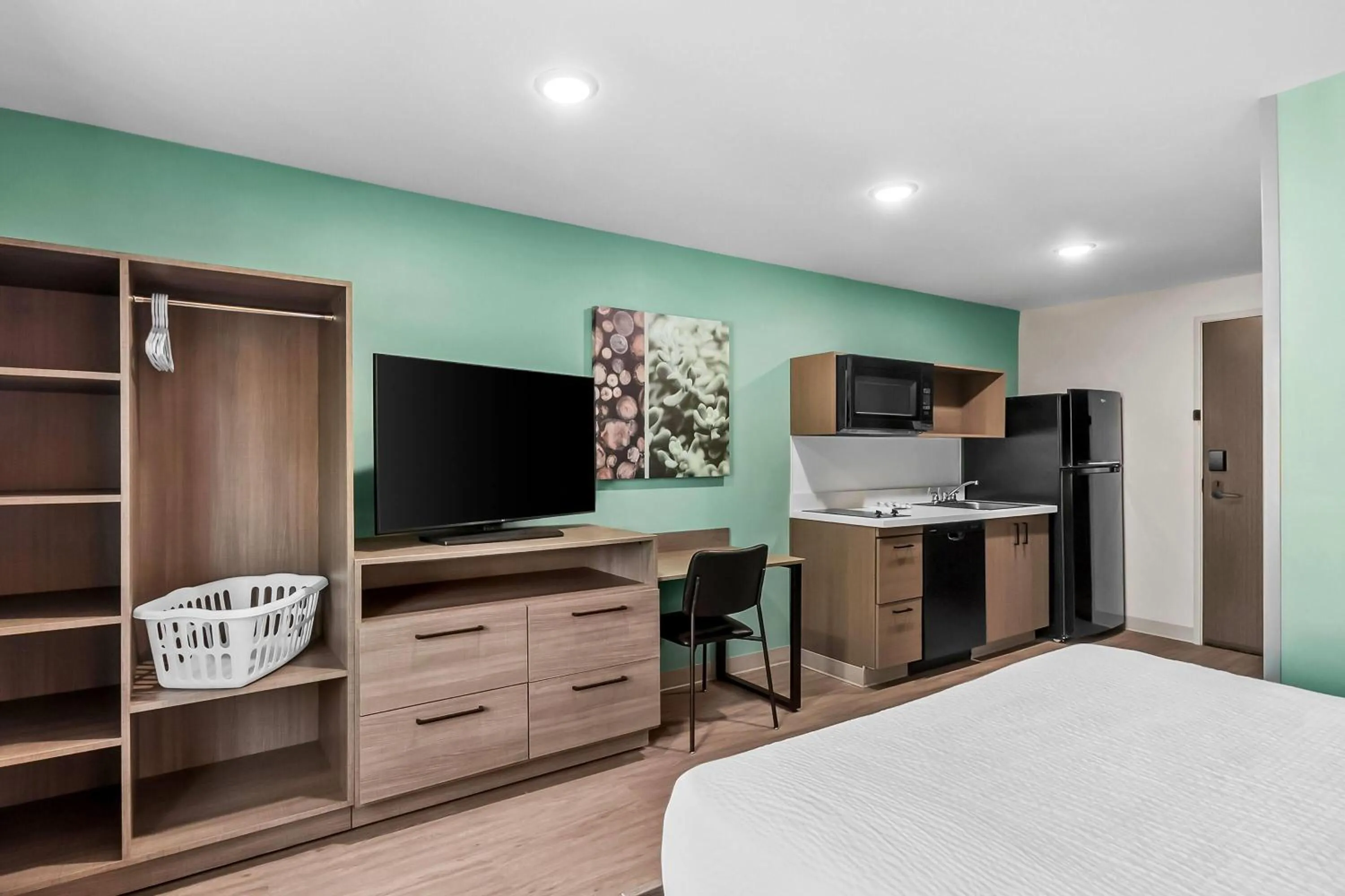 Photo of the whole room, Bed in ECHO Suites Extended Stay by Wyndham Sterling