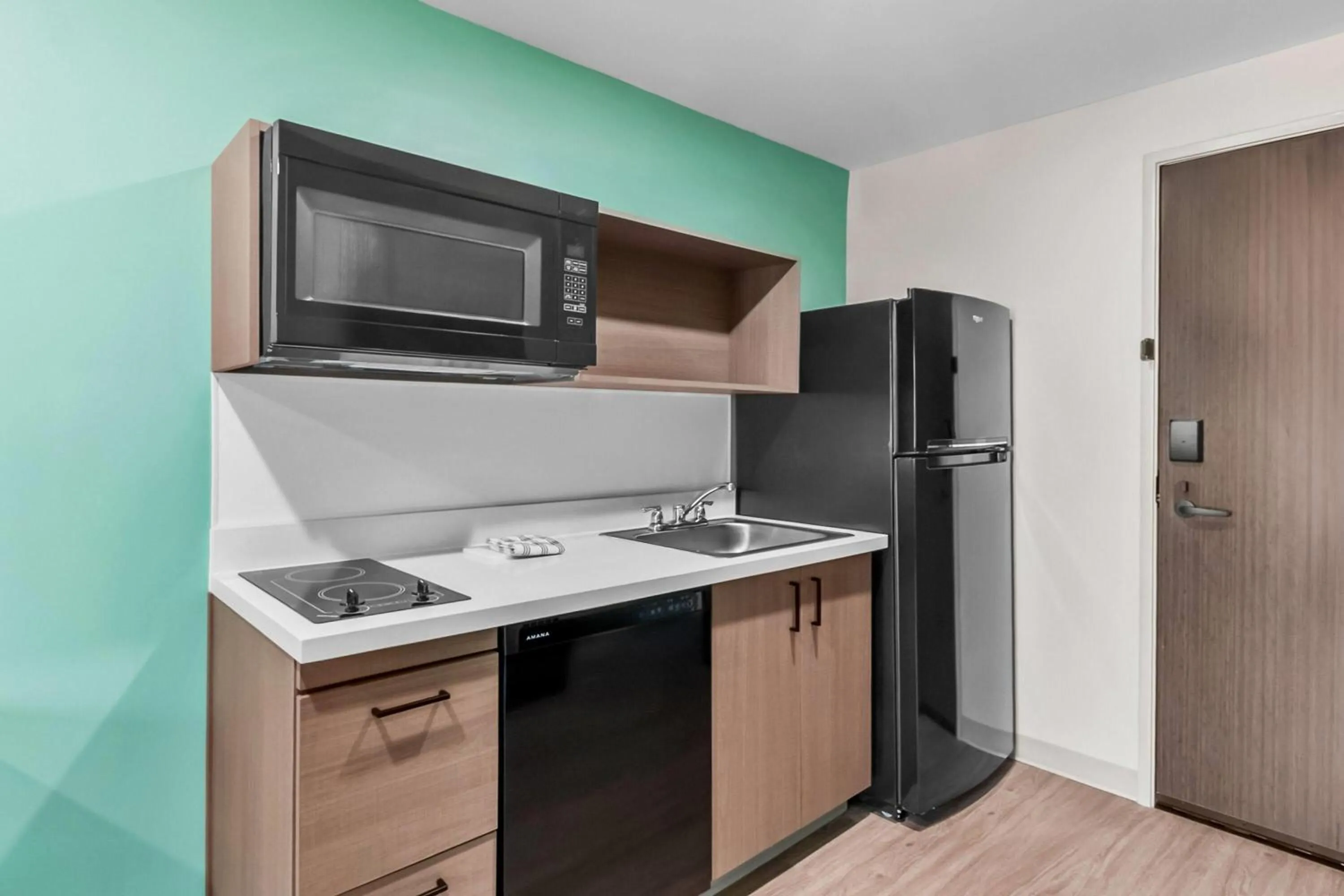 Kitchen or kitchenette in ECHO Suites Extended Stay by Wyndham Sterling