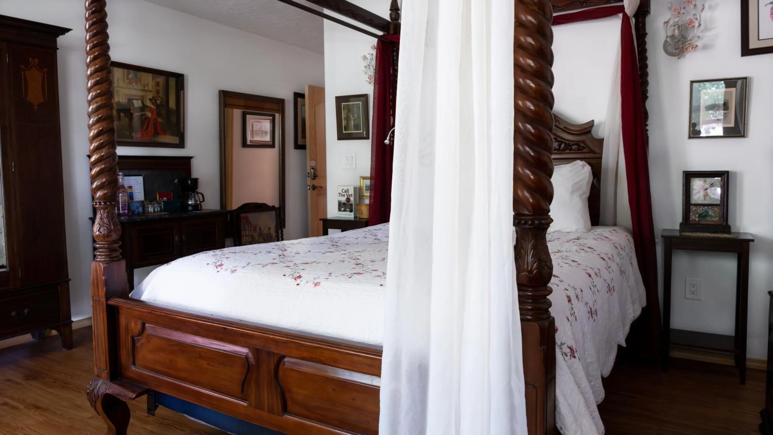 Bed in Red Horse Bed and Breakfast