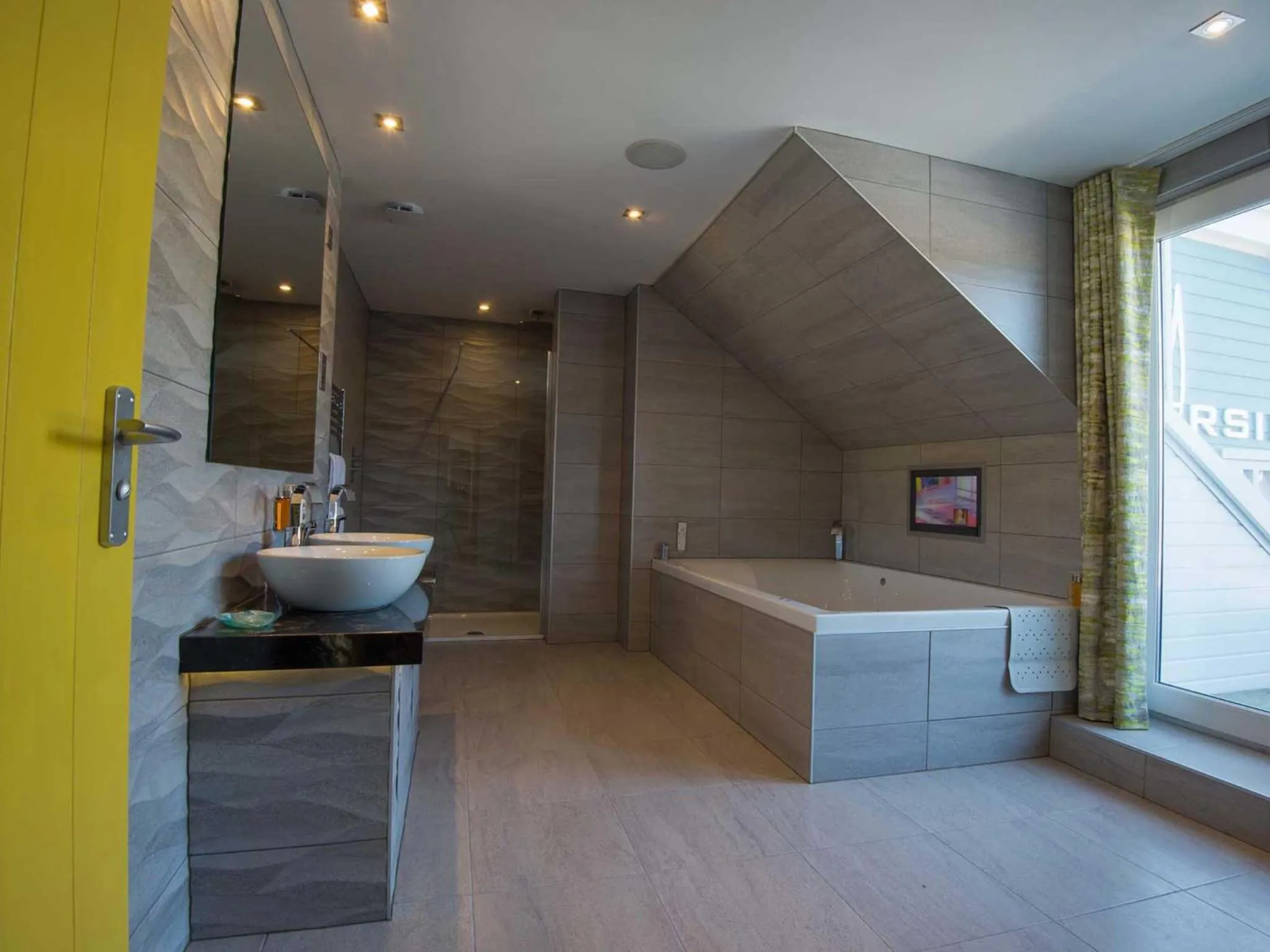 Hot Tub in The Waterside Hotel