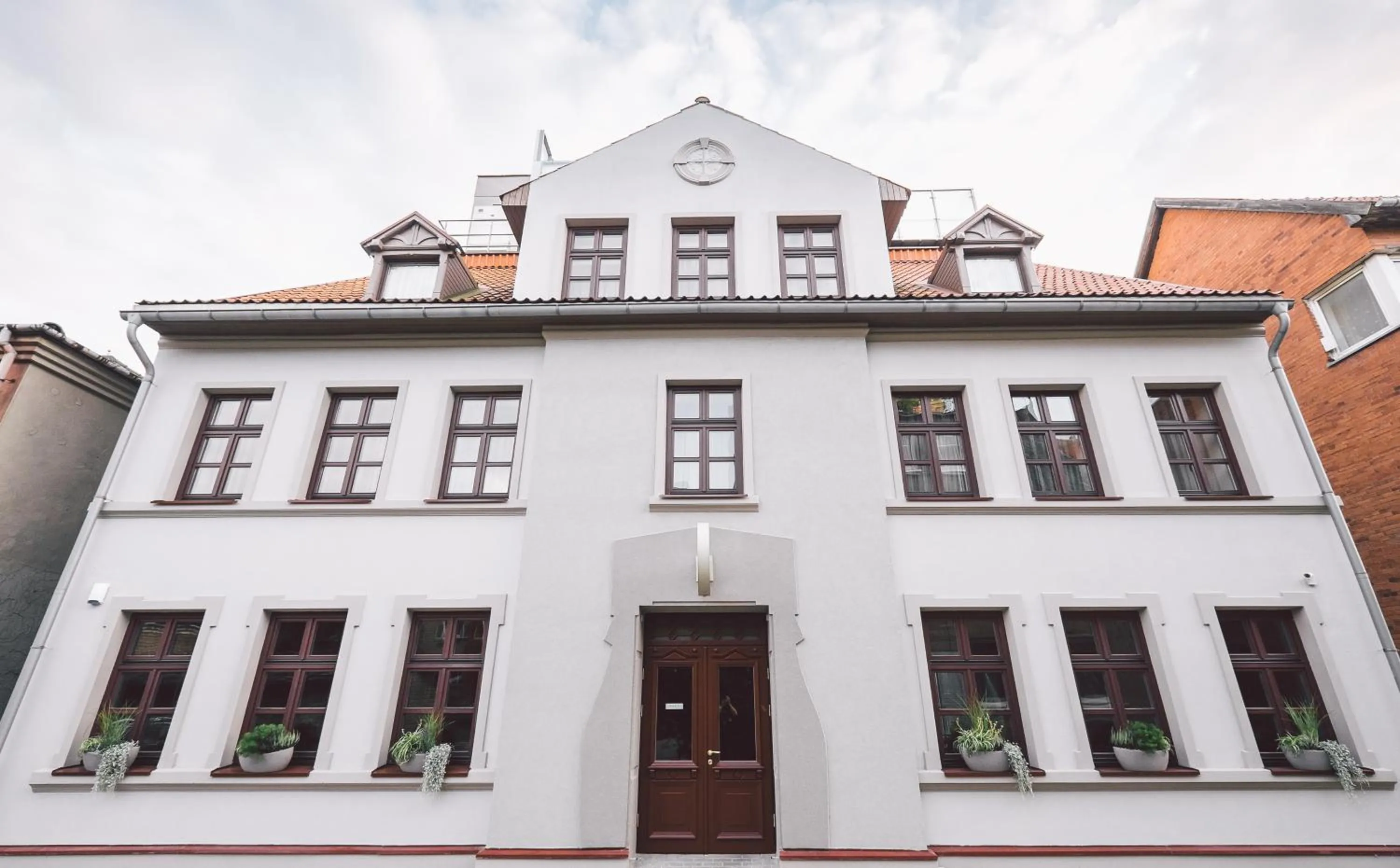 Property building in Dunetton - self check-in hotel