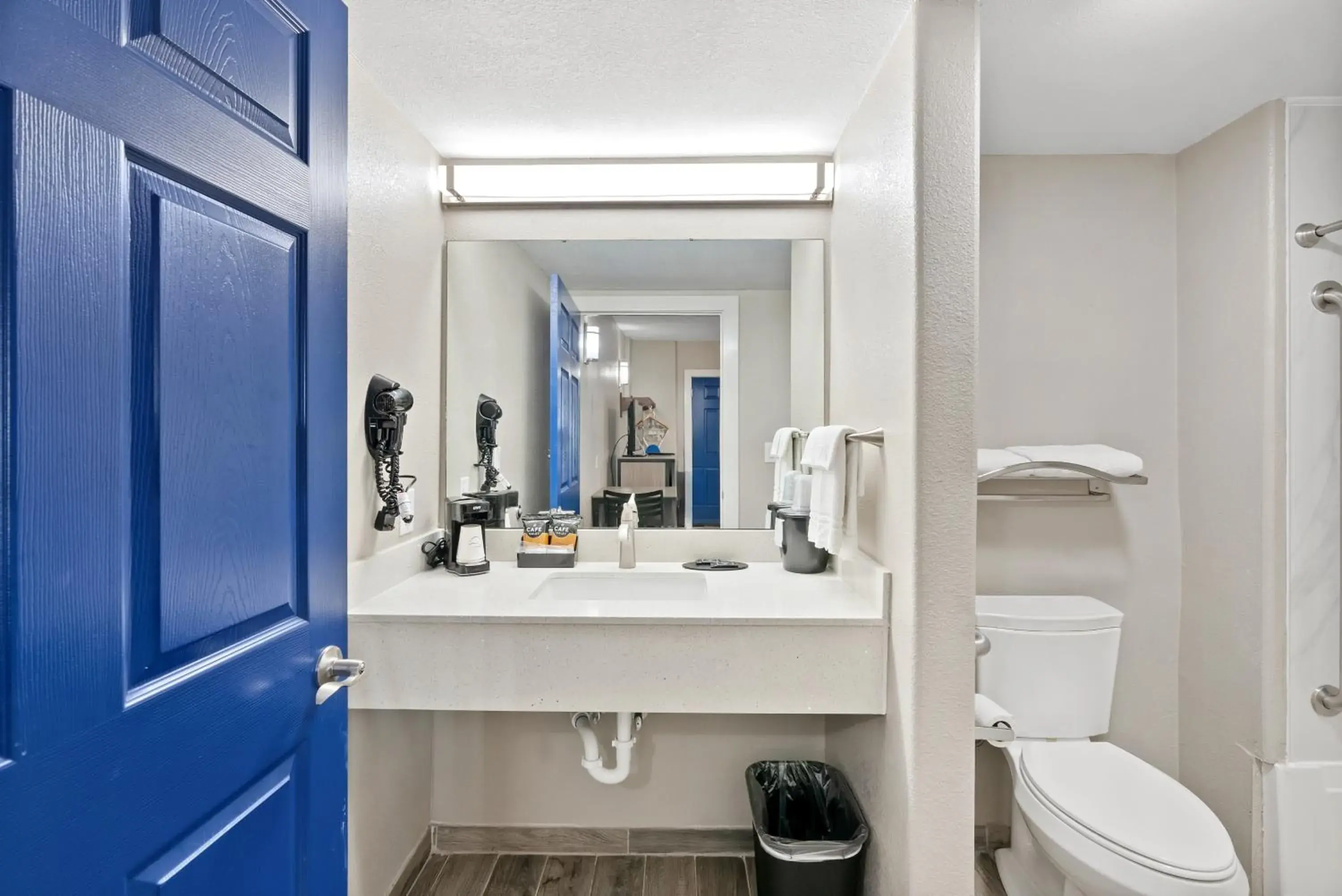 King Room - Disability Access in Blue Wave Inn King Room - Disability Access in Blue Wave Inn