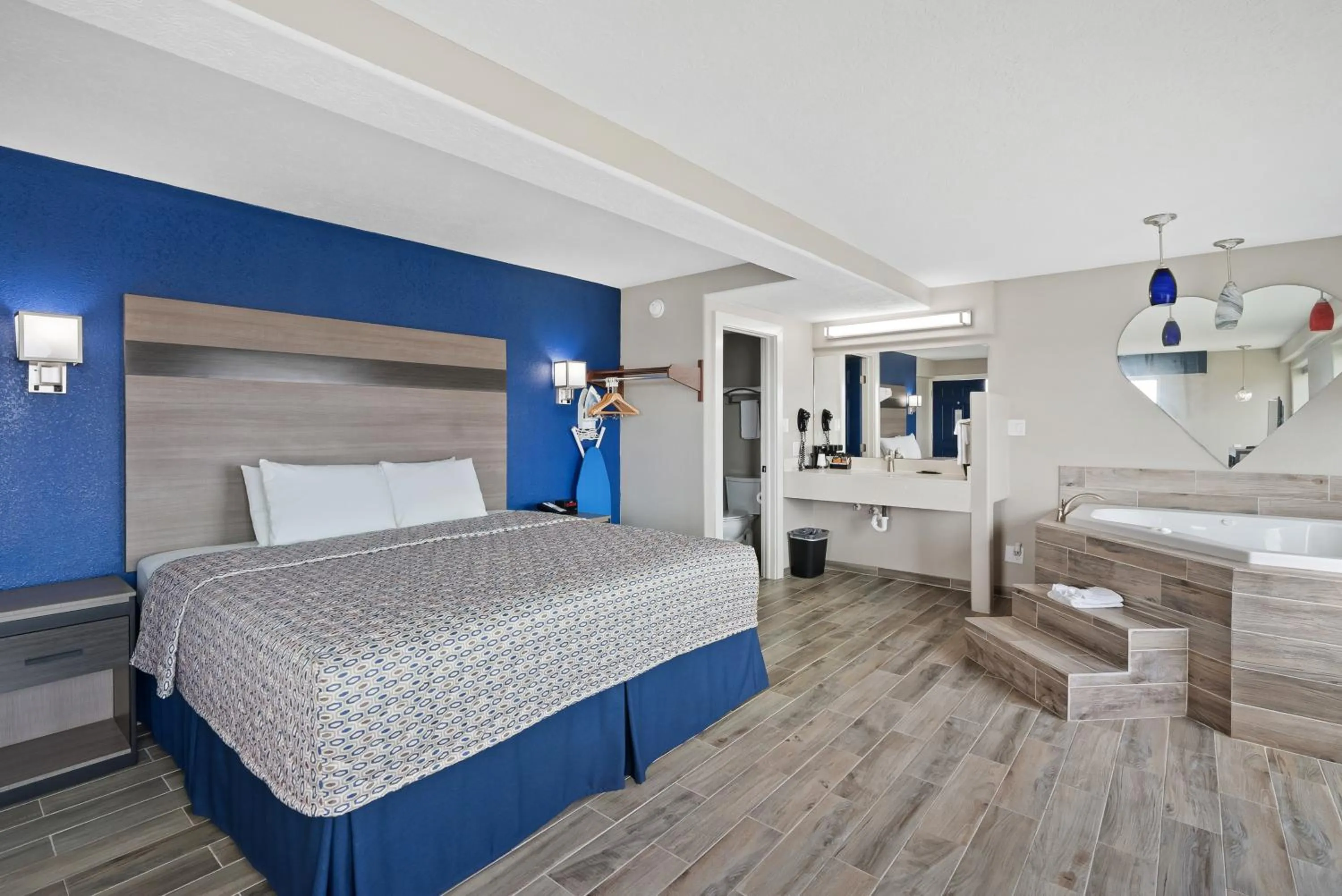 Bedroom, Bed in Blue Wave Inn