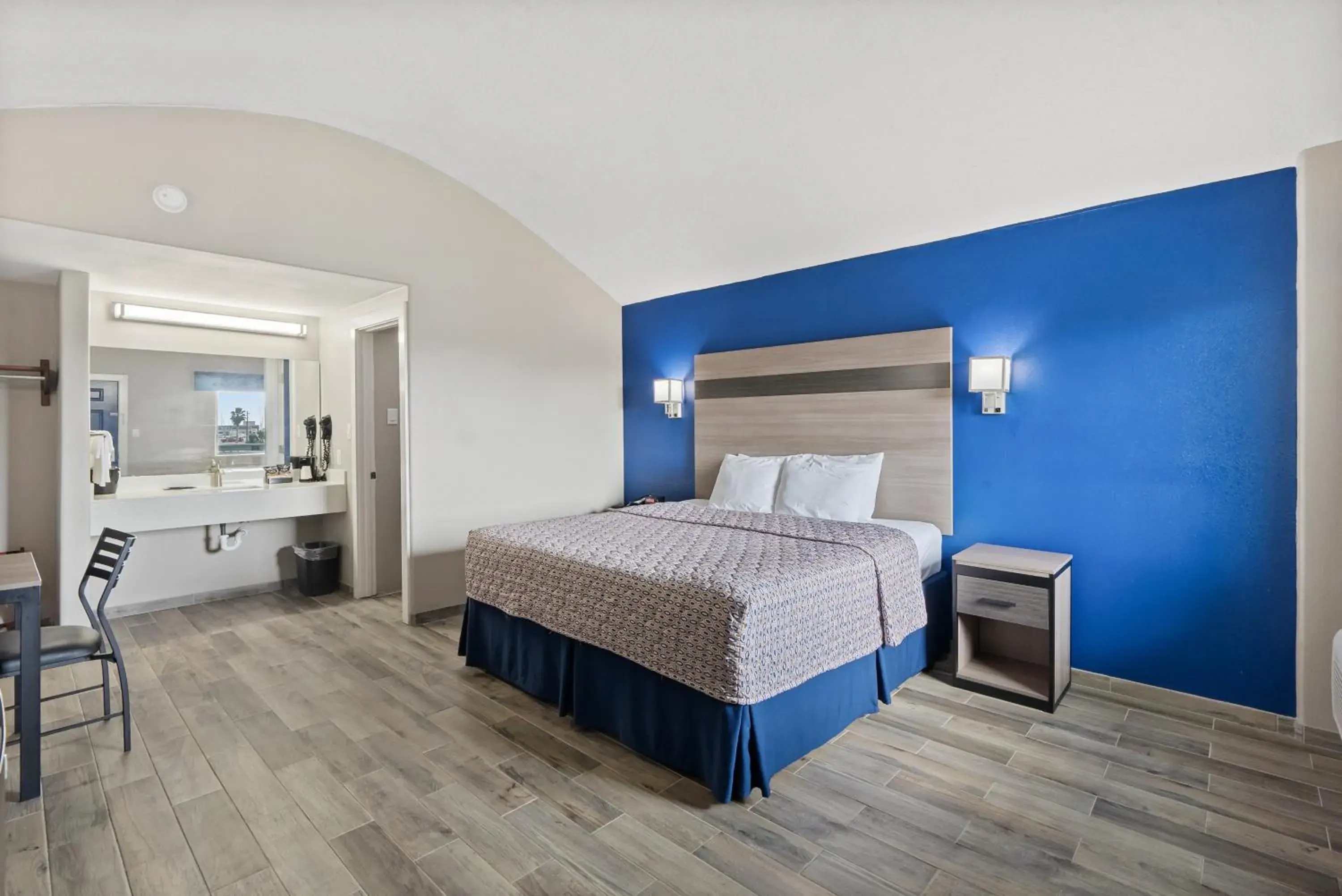 King Room with Balcony in Blue Wave Inn King Room with Balcony in Blue Wave Inn