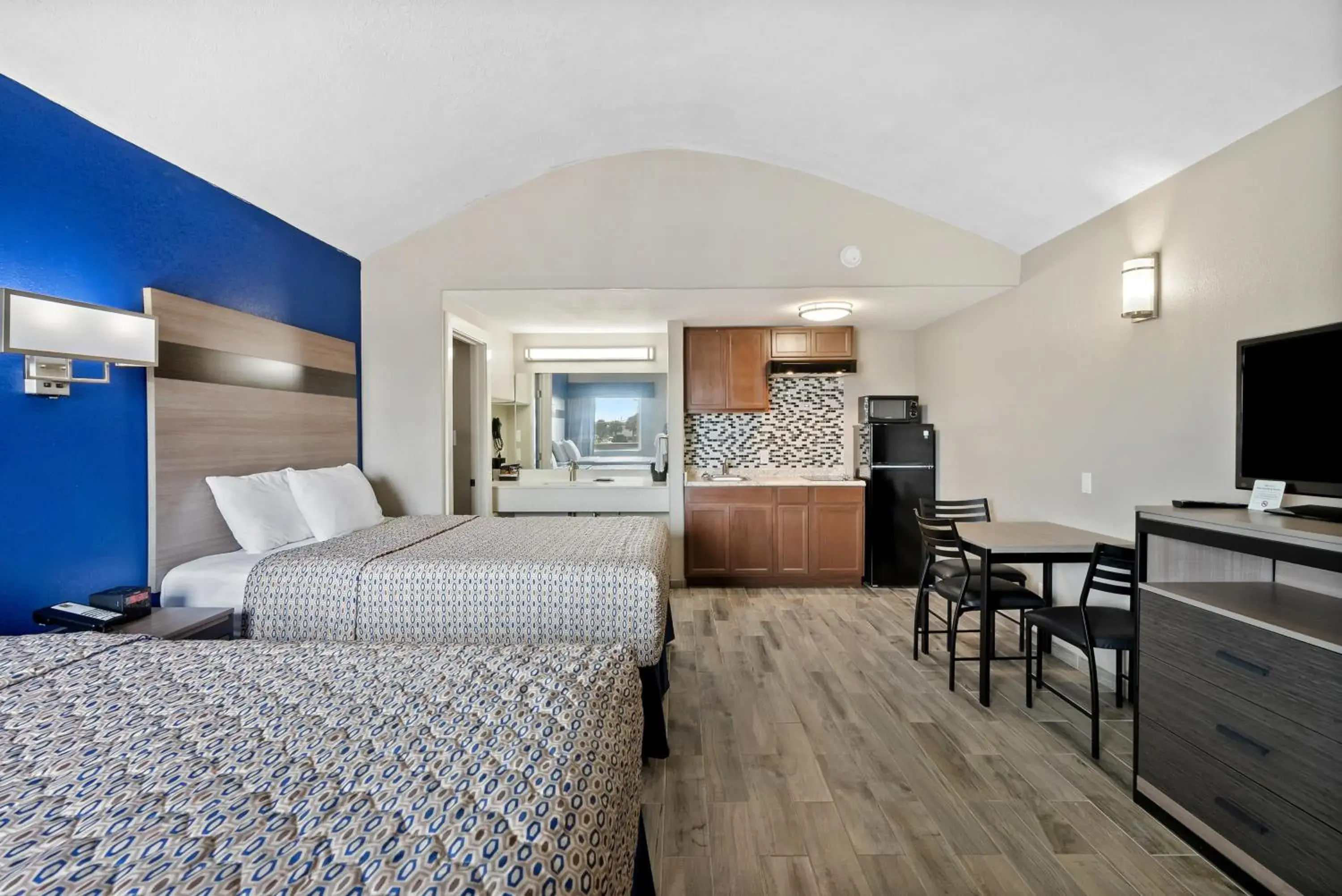 Deluxe Queen Room in Blue Wave Inn Deluxe Queen Room in Blue Wave Inn