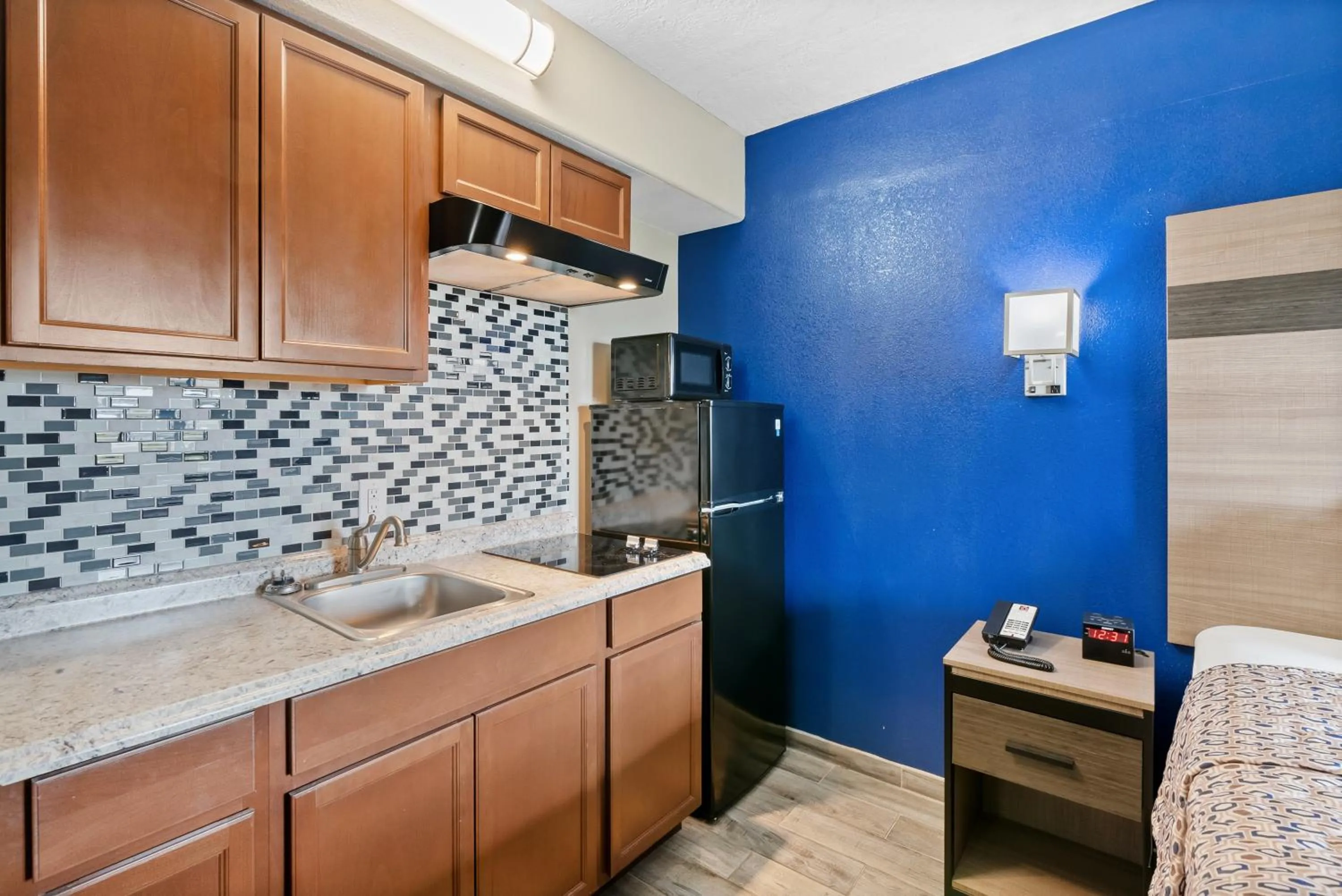 Kitchen or kitchenette, Bed in Blue Wave Inn