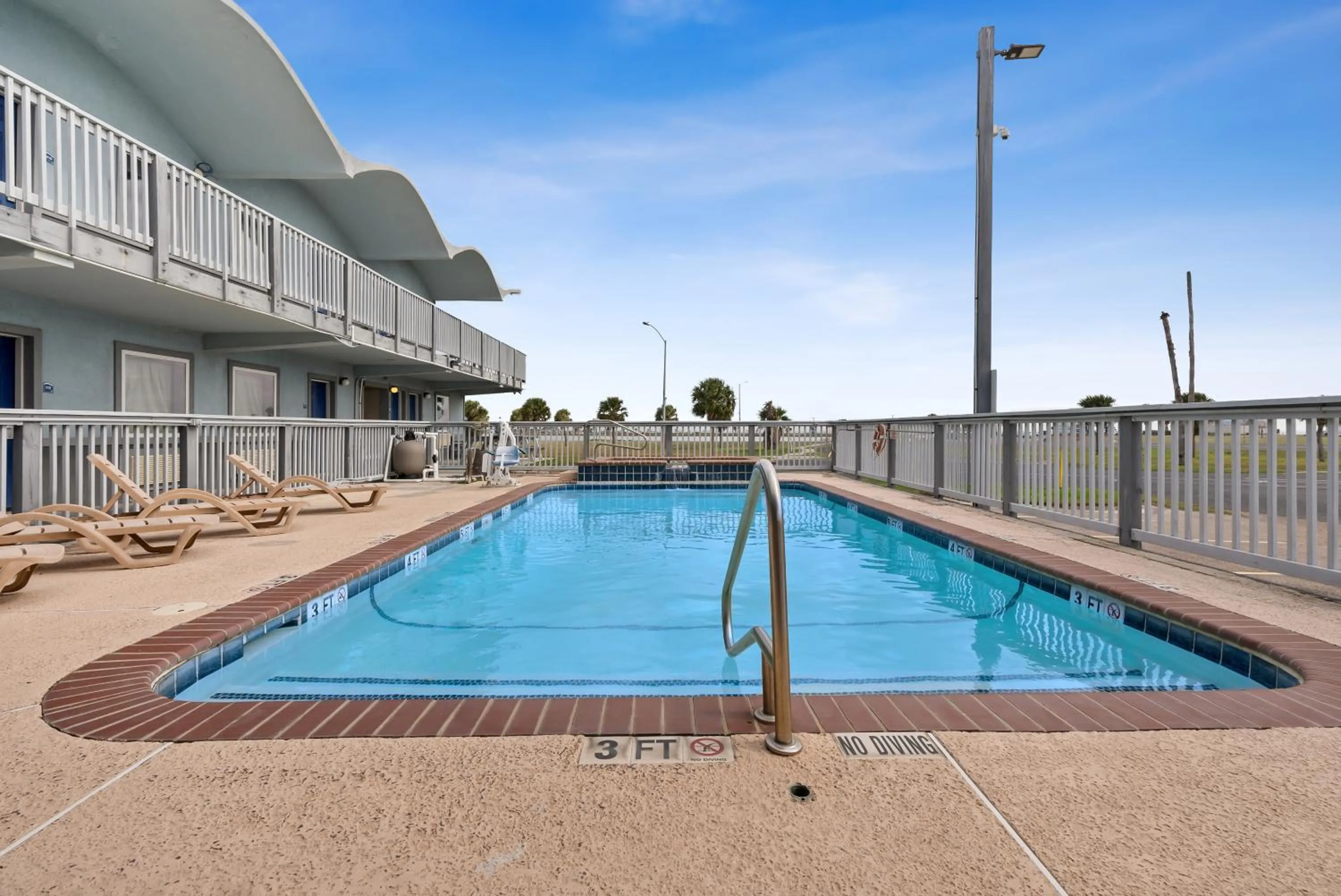 Swimming pool in Blue Wave Inn