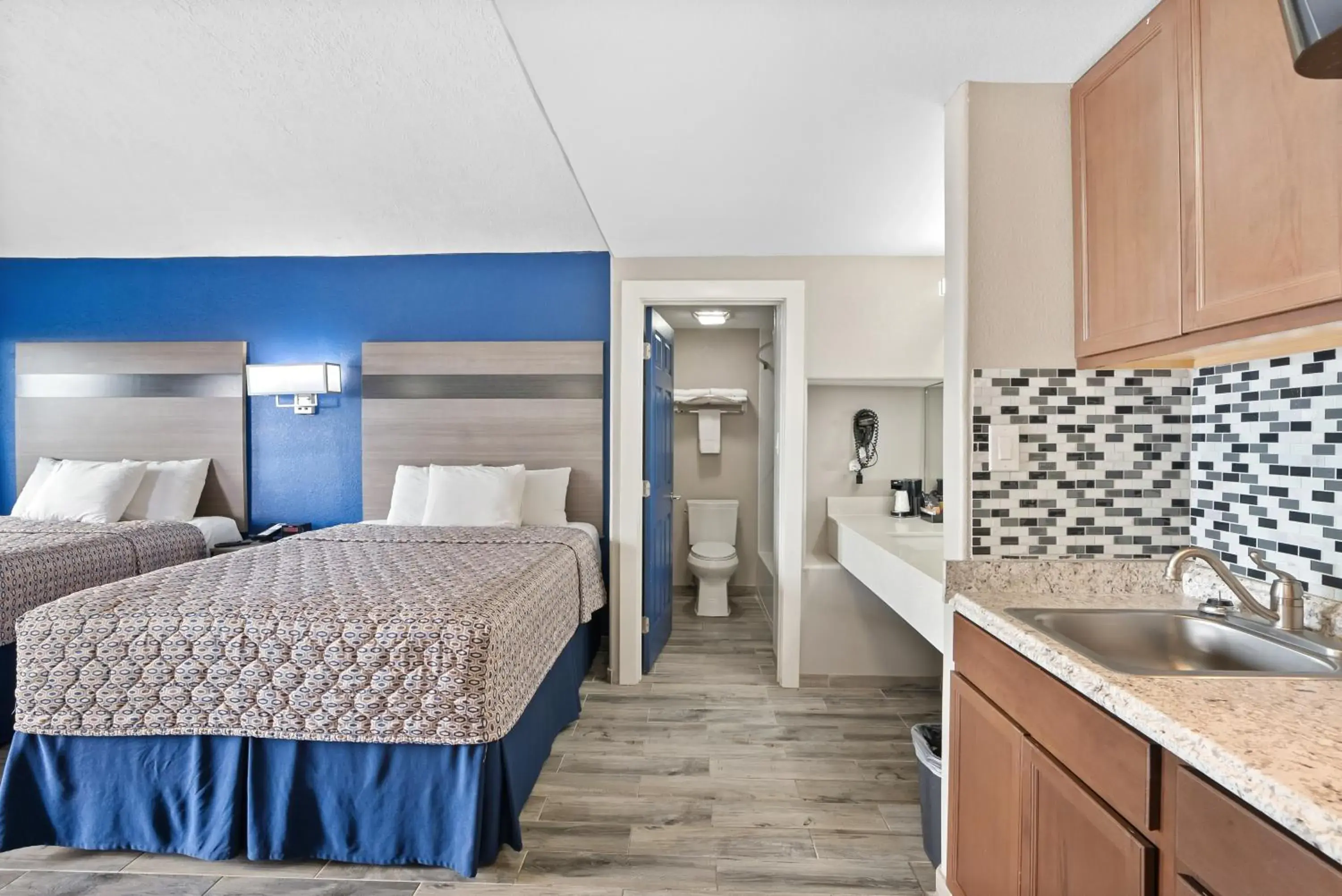 Queen Room - Disability Access in Blue Wave Inn Queen Room - Disability Access in Blue Wave Inn