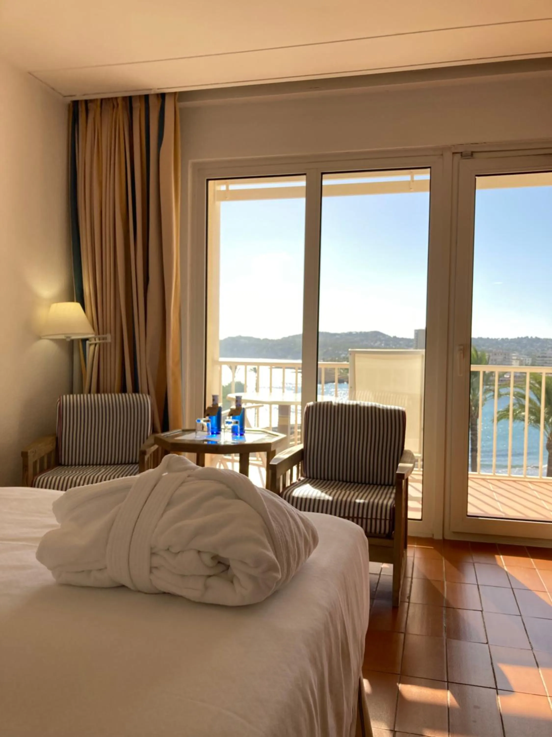 Photo of the whole room, Bed in Parador de Jávea