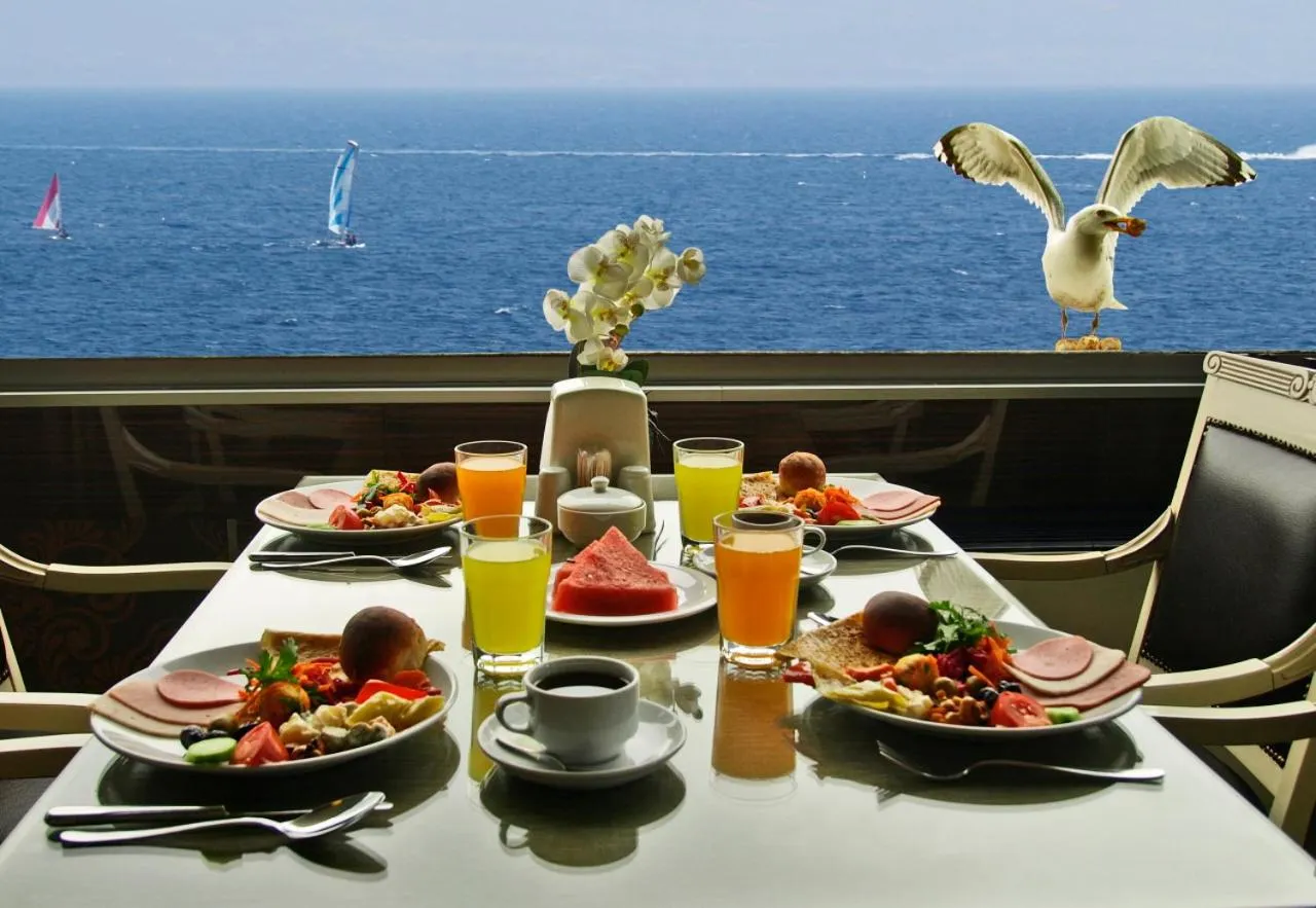 Restaurant/places to eat in Gold Hotel