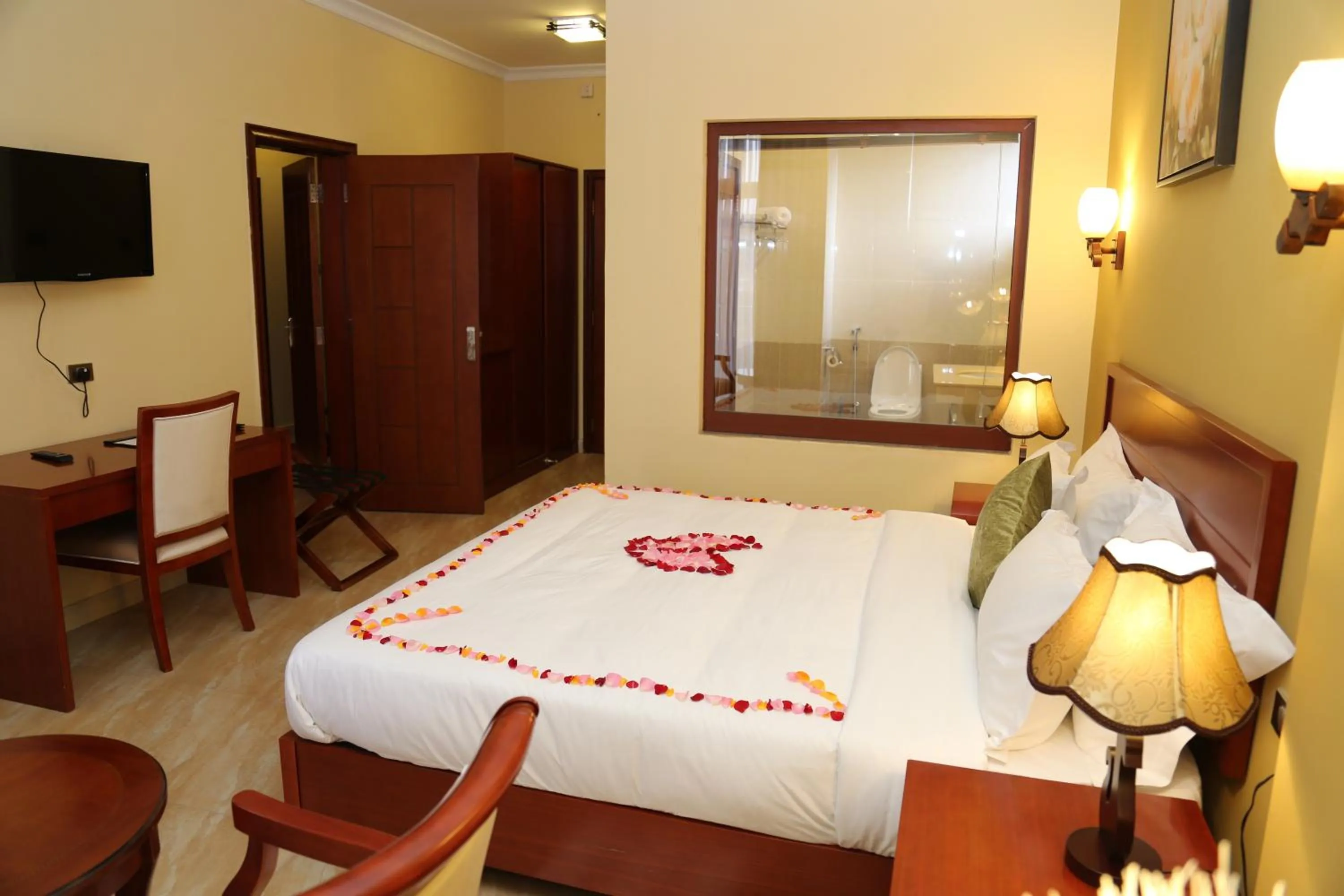 Communal lounge/ TV room, Bed in Ye Afoli International Hotel