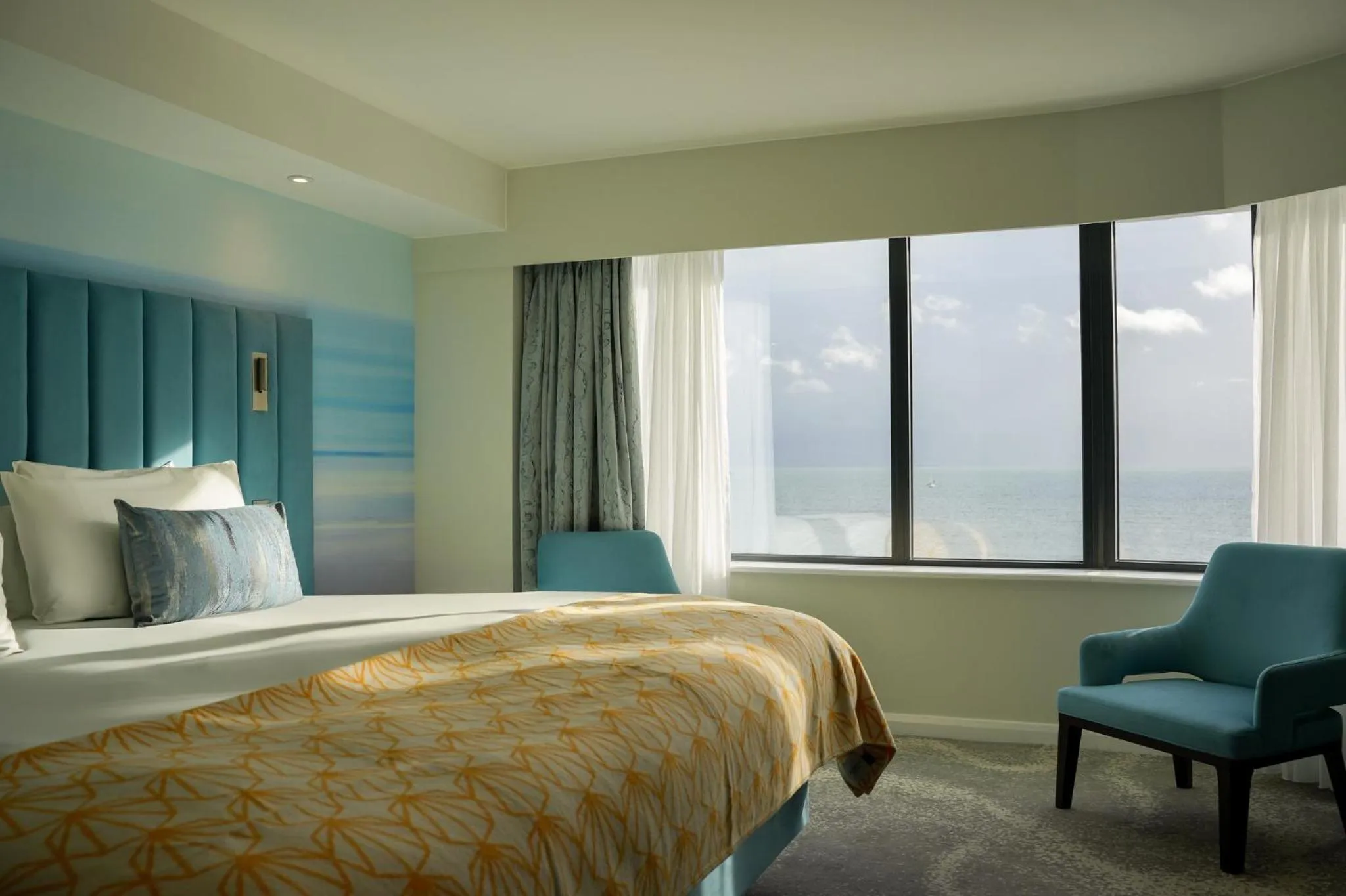 Photo of the whole room, Bed in Hotel Indigo Torquay, By IHG