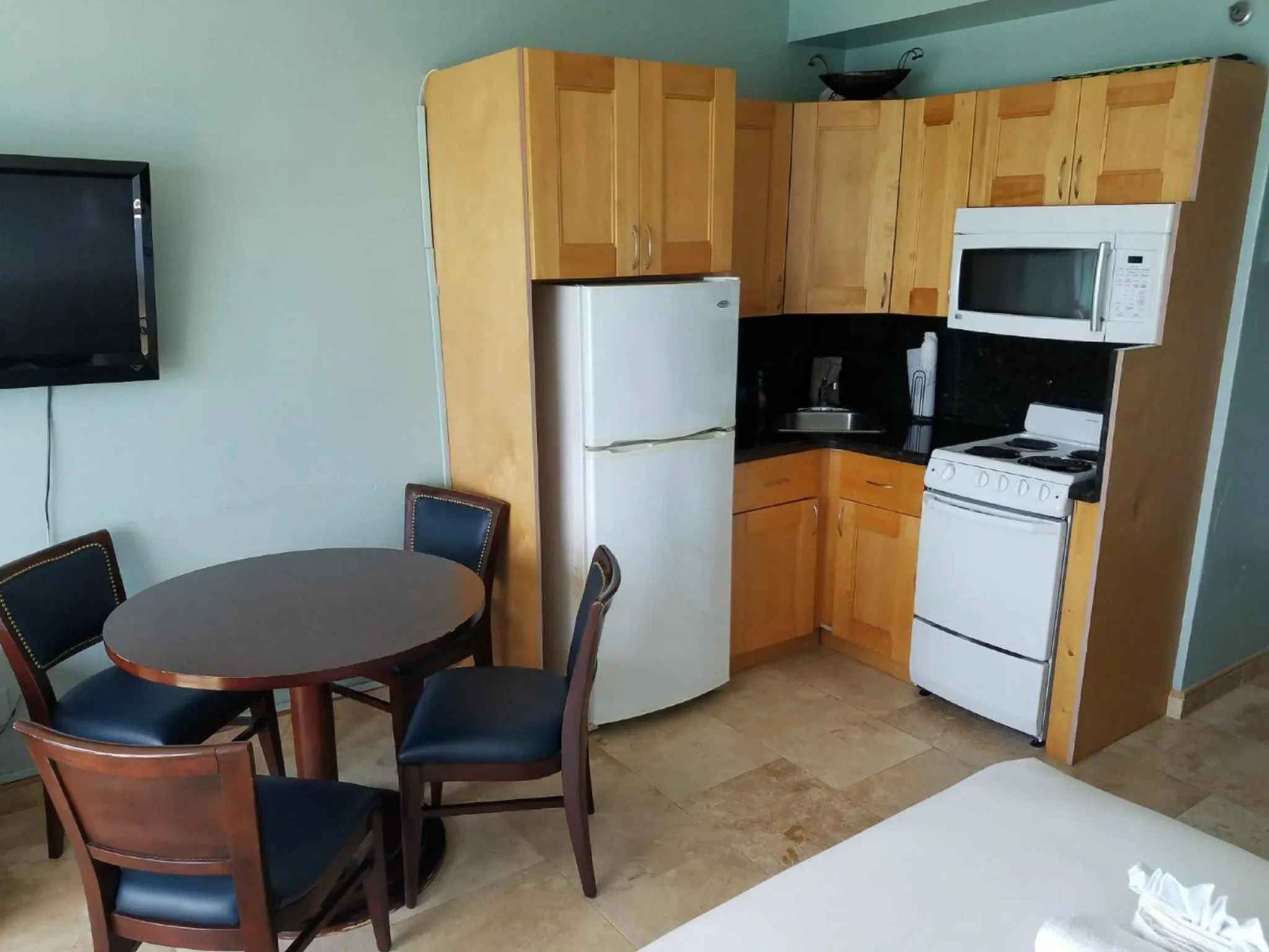 Ocean Front Casablanca Studios with FULL KITCHENS & Beach access By BL Rentals