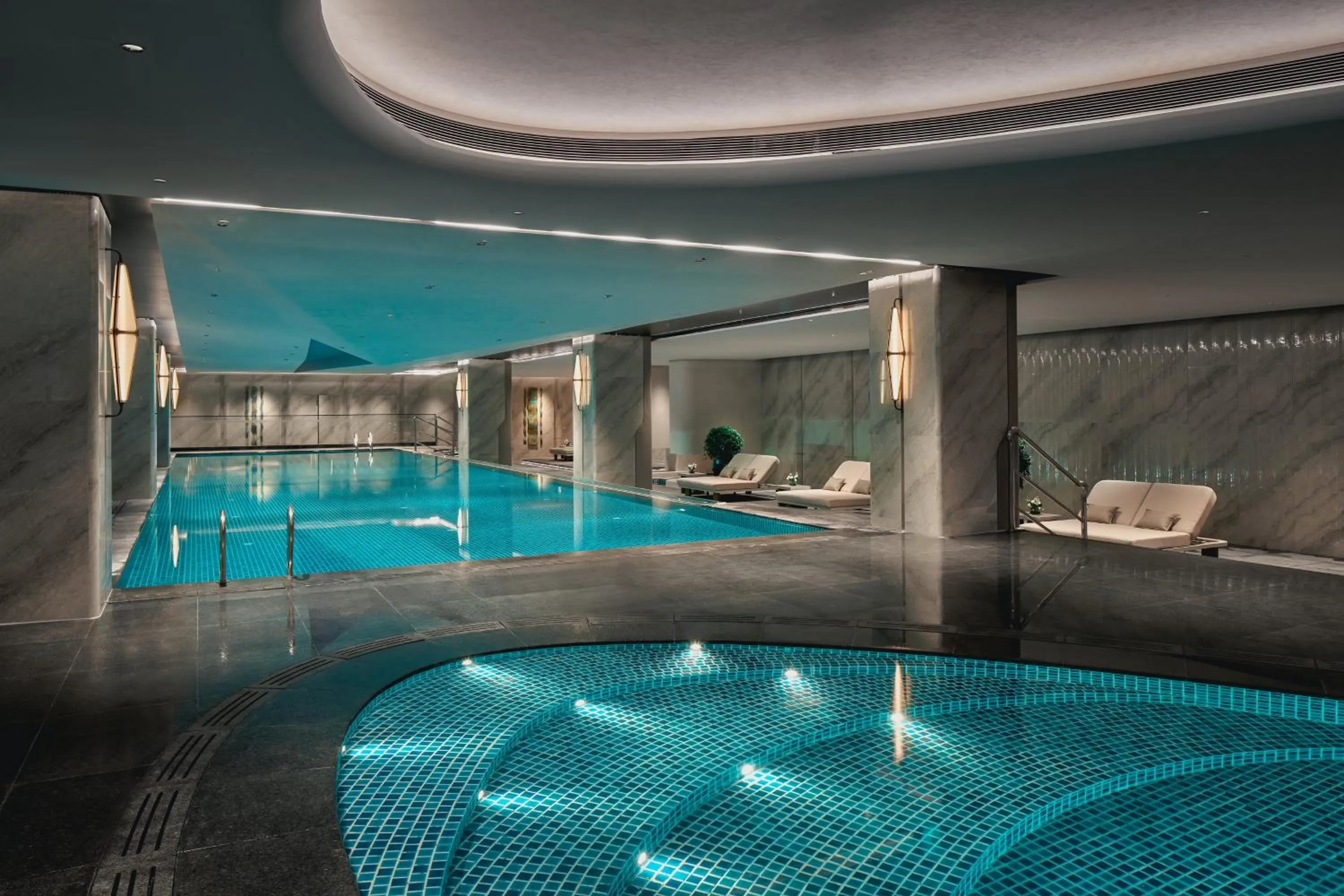 Swimming pool in Crowne Plaza Taixing