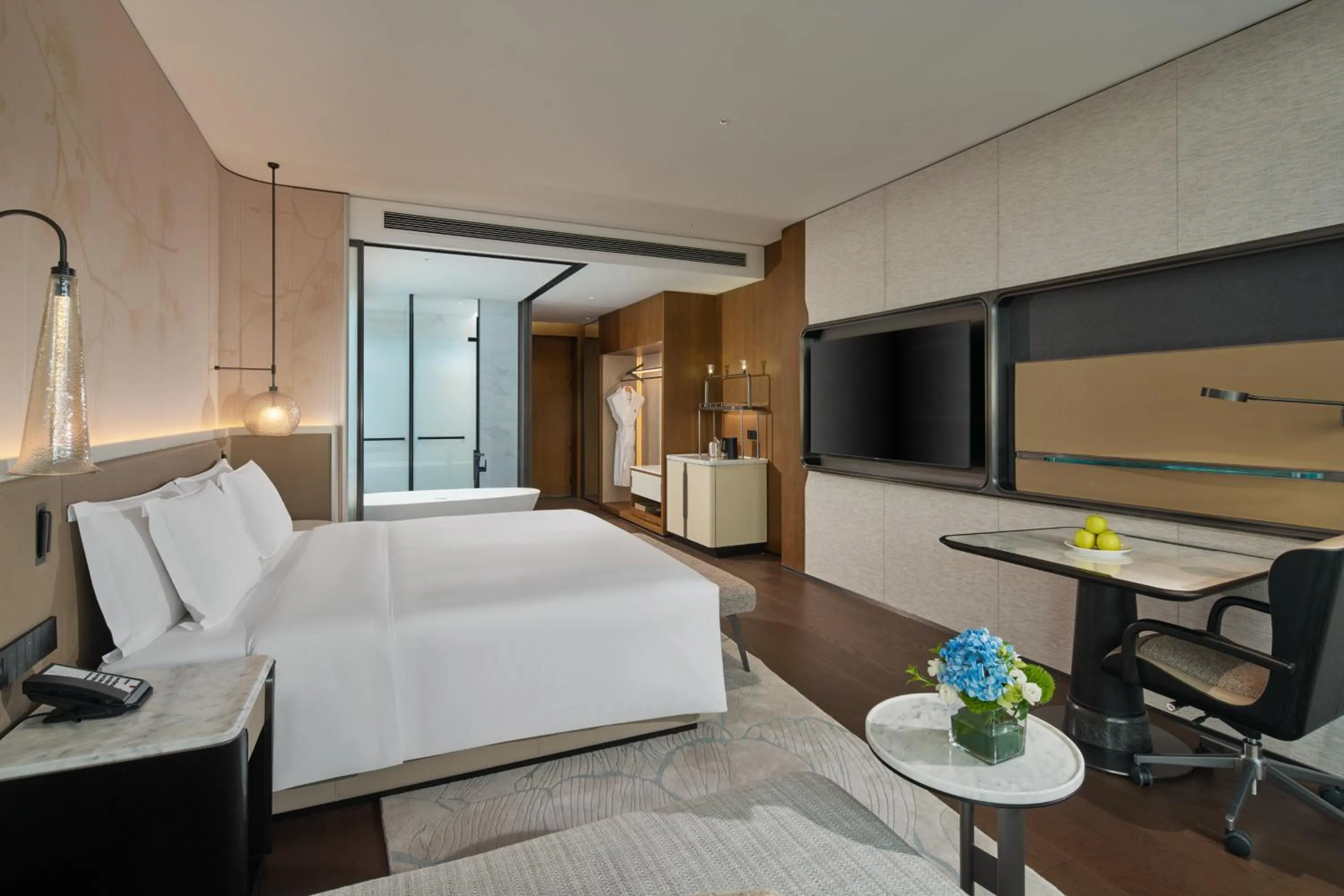 Photo of the whole room, Bed in Crowne Plaza Taixing