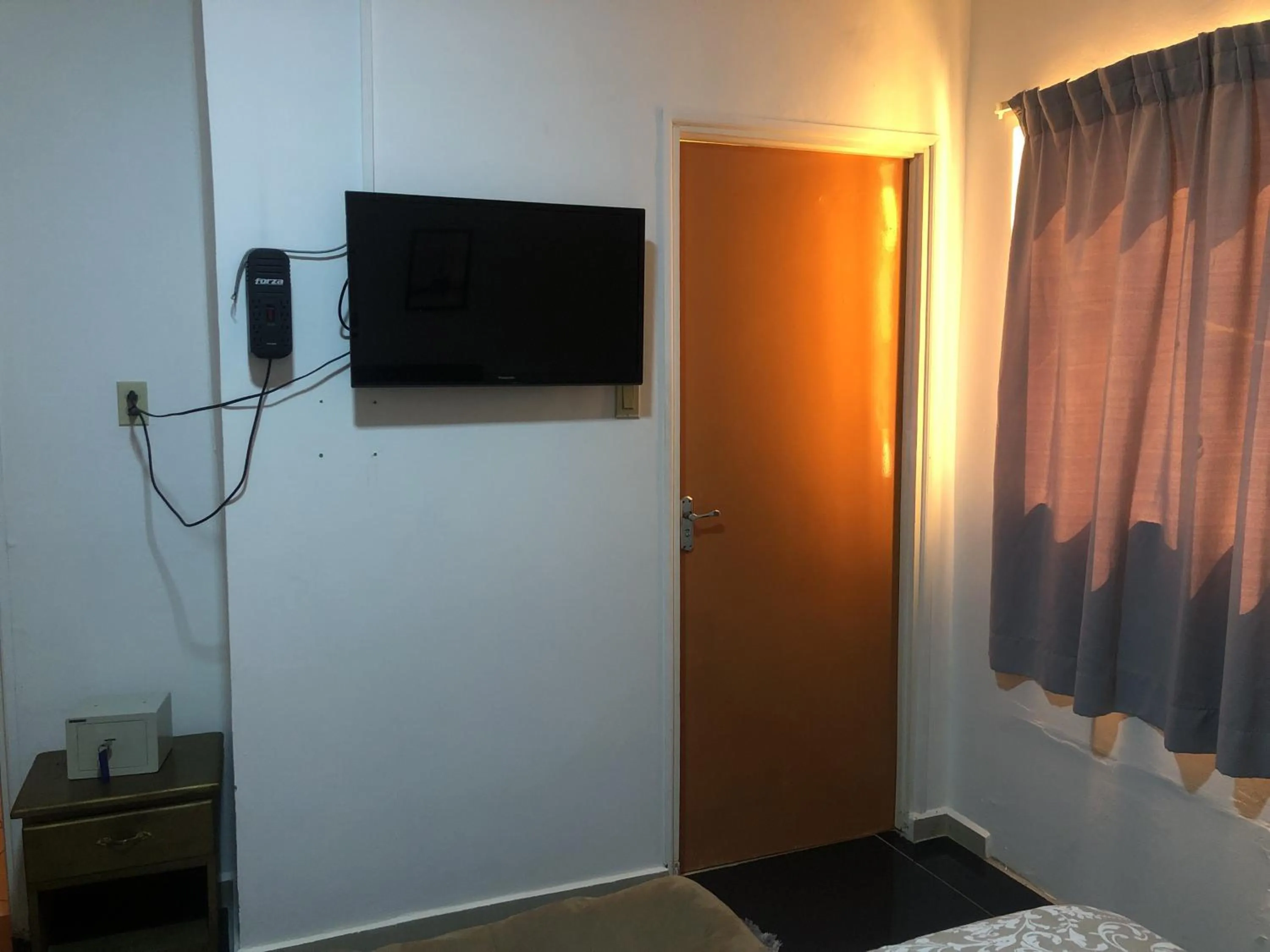 Hotel Bar Restaurant Emergency 911 STO LK GROUP