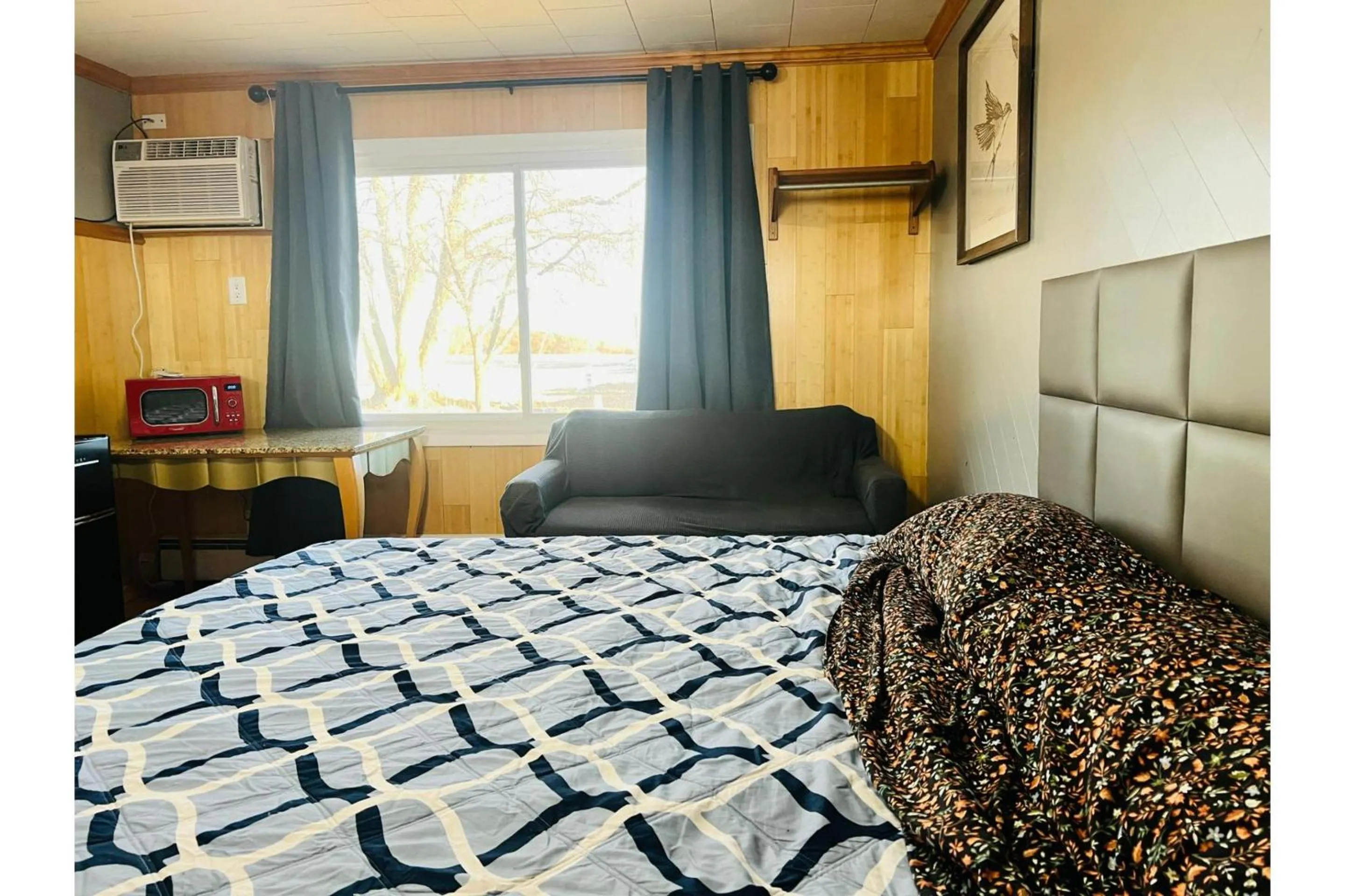 Bedroom, Bed in Wisconsin-Aire Motel By OYO Random Lake